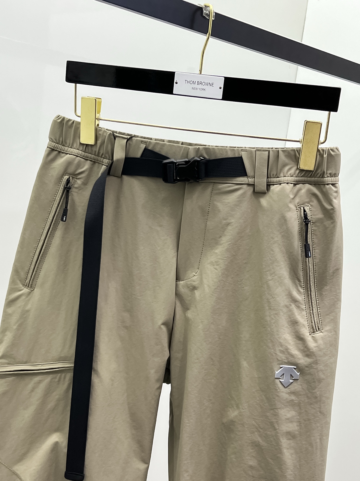 P迪桑特春夏25ss休闲裤金典再次出现，原单订制高品质时尚休闲裤。超级百搭款。独家定制面料，挺阔有型，贴