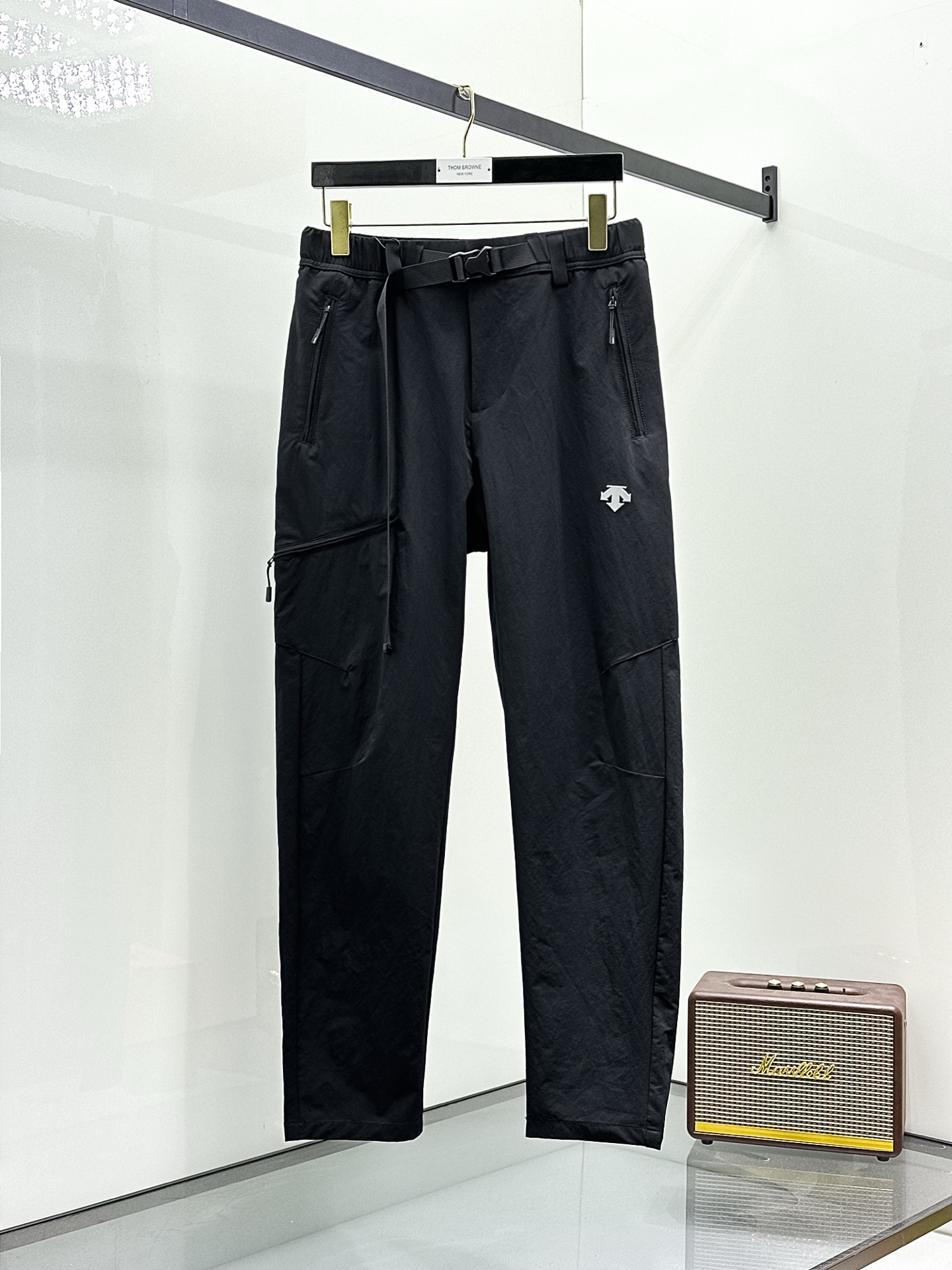 NO:507701,The Golden Dian DiSant Spring and Summer 25ss casual pants in the Golden Dian are reappearing, the original customized high-quality fashionable casual pants are super versatile. Exclusive custom fabric, quite wide and stylish, close and comfortable. The latest hardware and accessories of the original custom counter. Super beautiful style, the upper body makes the legs look slender, the inner and the wiring are impeccable. You can attend any occasion. Once again, it is emphasized that the fabric is very, very classy! Code number M-3xL, alexander wang19860909迪桑特春夏25ss休闲裤金典再次出现,原单订制高品质时尚休闲裤.超级百搭款.独家定制面料,挺阔有型,贴身舒适.原版定制专柜最新五金辅料.超靓版型、上身显腿修长,內里,走线都无可挑剔,任何场合都可出席,再次强调面料非常非常显档次！码数 M-3xL,,alexander wang,Men's clothing