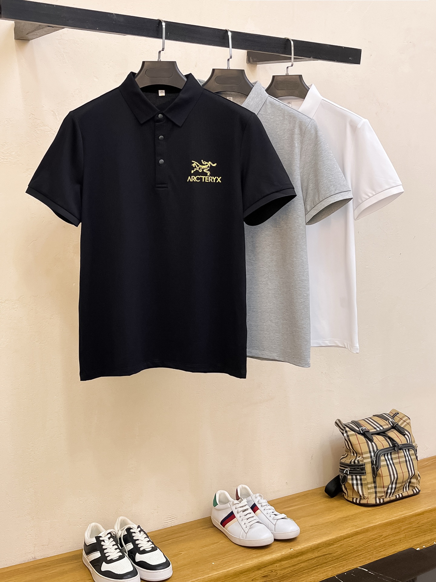 NO:146784,Archaeopteryx 25SS new spring and summer short-sleeved lapel T-shirt polo, the highest version is customized with high-end vermillion floor fabric simple and fashionable style, and the color-blocking thread is super beautiful!  Classic logo simple and elegant style!  Full of high-end feel, wearable in all seasons. Simple European style official website on sale codes M-3XL, arc'teryx, T-shirt, tees, t-shirt, alexander wang19860909始祖鸟25SS新款春夏短袖翻领T恤polo,最高版本客供定制高端朱地面料简单时尚款,拼色螺纹超级好看！经典logo简单大方的款式！满满的高级感,四季可穿.简欧风格官网在售码数M-3XL,arc'teryx,T-shirt,tees，t-shirt,alexander wang,Men's clothing