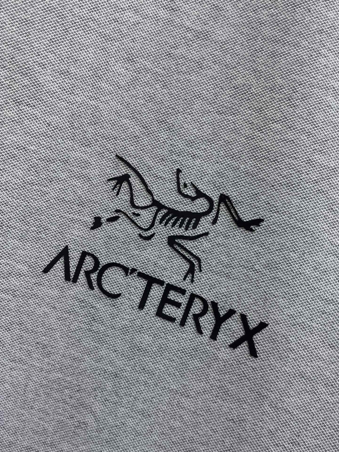 P始祖鸟25SS新款春夏短袖翻领T恤Polo，最高版本客供定制高端朱地面料简单时尚款，拼色螺纹超级好看！