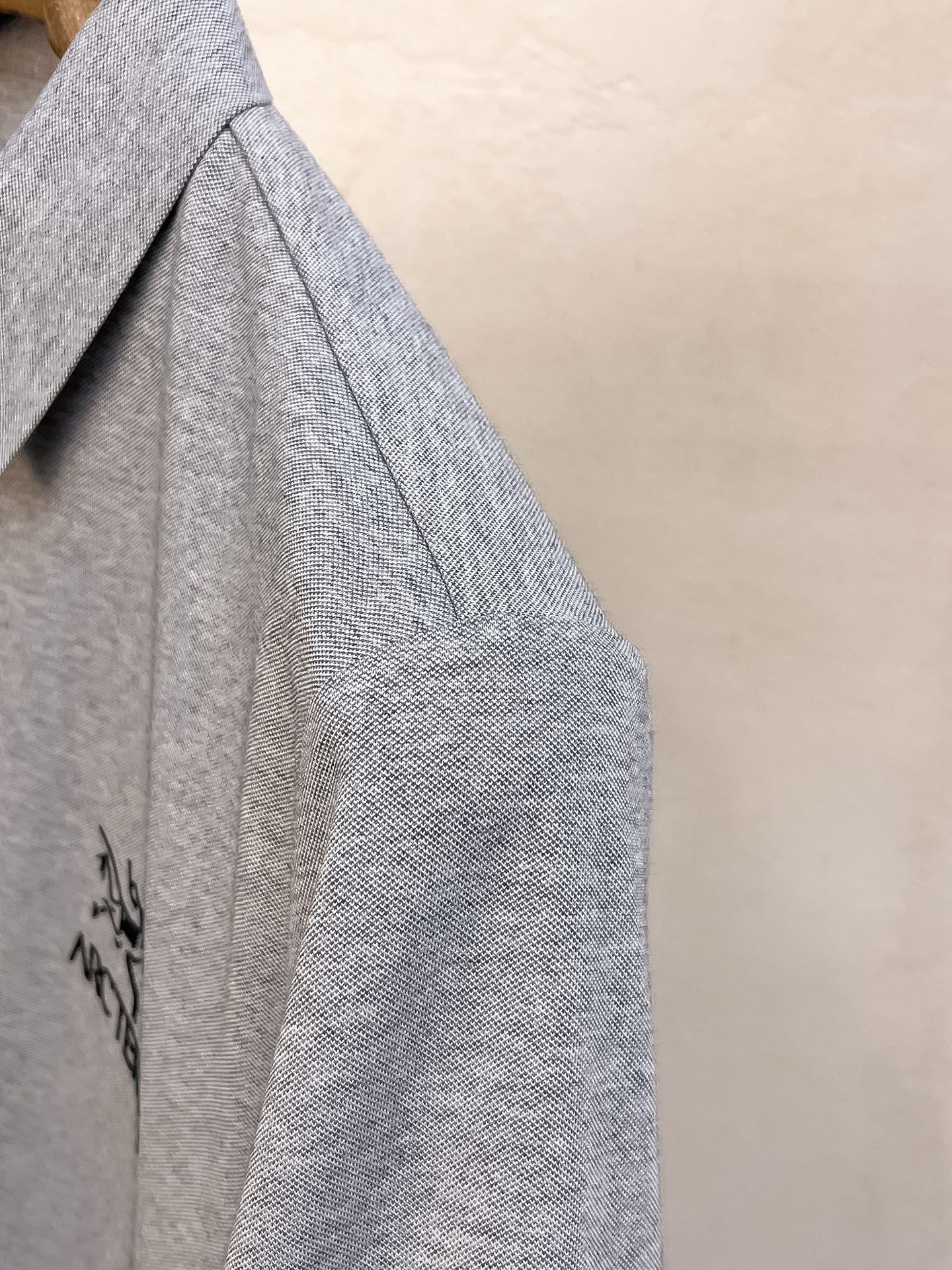 P始祖鸟25SS新款春夏短袖翻领T恤Polo，最高版本客供定制高端朱地面料简单时尚款，拼色螺纹超级好看！