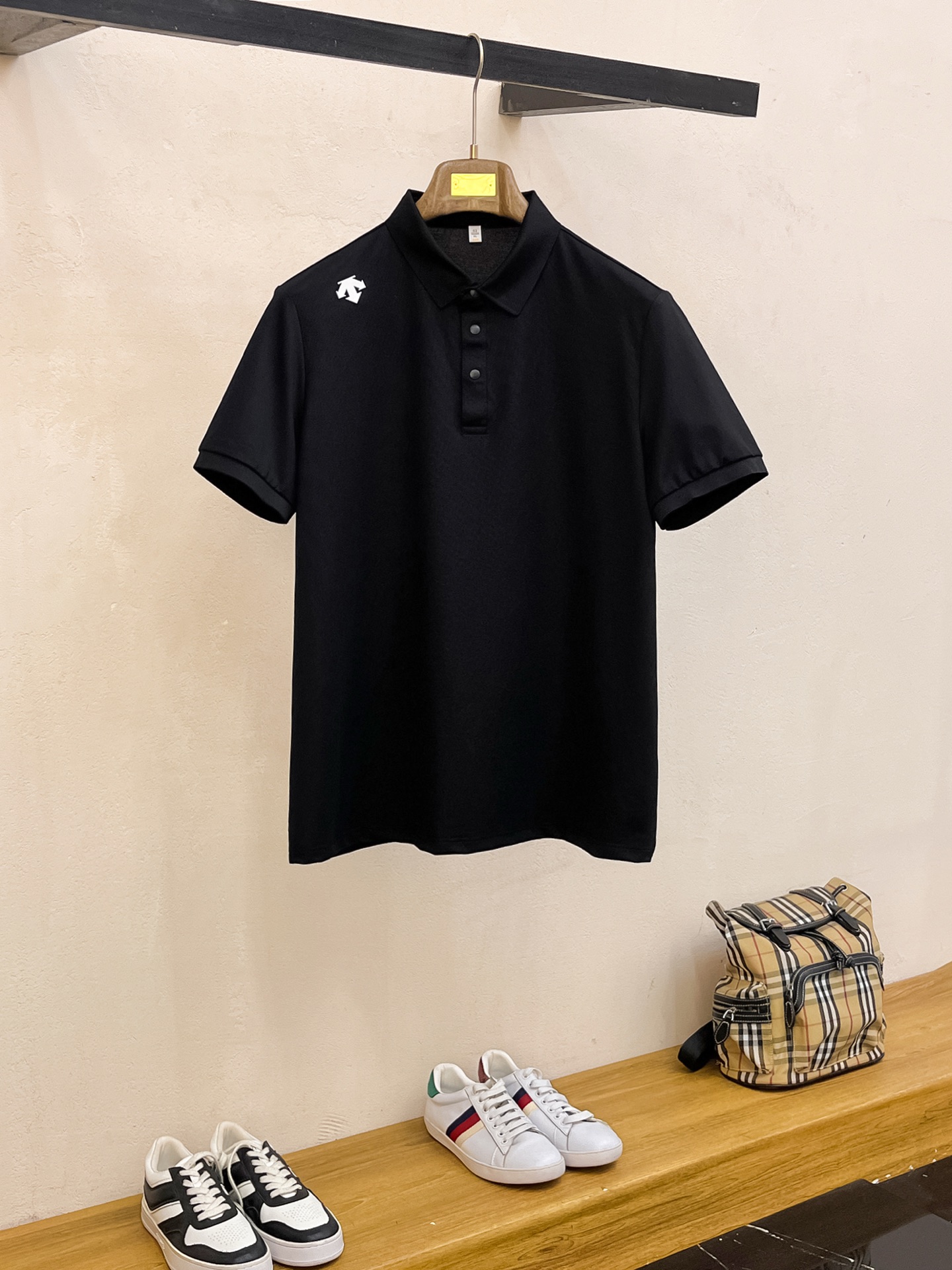 NO:504891,DiSant 25SS new spring and summer short-sleeved lapel T-shirt polo, the highest version is customized high-end vermill fabric simple and fashionable, and the color-blocking thread is super beautiful!  Classic logo simple and elegant style!  Full of high-end feel, wearable in all seasons. Simple European style official website on sale codes M-3XL, T-shirt,tees, t-shirt,alexander wang19860909迪桑特25SS新款春夏短袖翻领T恤polo,最高版本客供定制高端朱地面料简单时尚款,拼色螺纹超级好看！经典logo简单大方的款式！满满的高级感,四季可穿.简欧风格官网在售码数M-3XL,,T-shirt,tees，t-shirt,alexander wang,Men's clothing