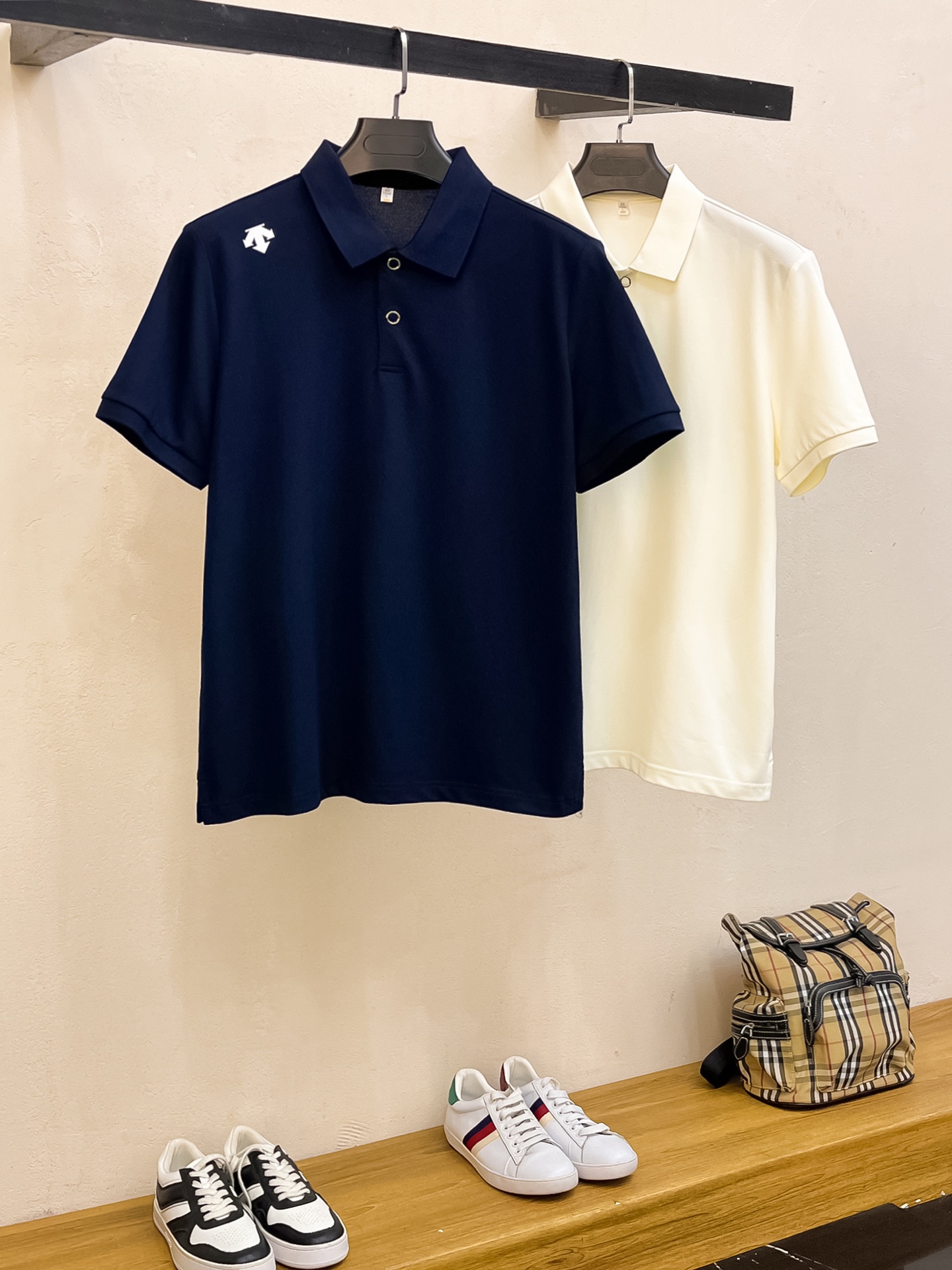 NO:146790,DiSant 25SS new spring and summer short-sleeved lapel T-shirt polo, the highest version is customized high-end vermill fabric simple and fashionable, and the color-blocking thread is super beautiful!  Classic logo simple and elegant style!  Full of high-end feel, wearable in all seasons. Simple European style official website on sale codes M-3XL, T-shirt,tees, t-shirt,alexander wang19860909迪桑特25SS新款春夏短袖翻领T恤polo,最高版本客供定制高端朱地面料简单时尚款,拼色螺纹超级好看！经典logo简单大方的款式！满满的高级感,四季可穿.简欧风格官网在售码数M-3XL,,T-shirt,tees，t-shirt,alexander wang,Men's clothing