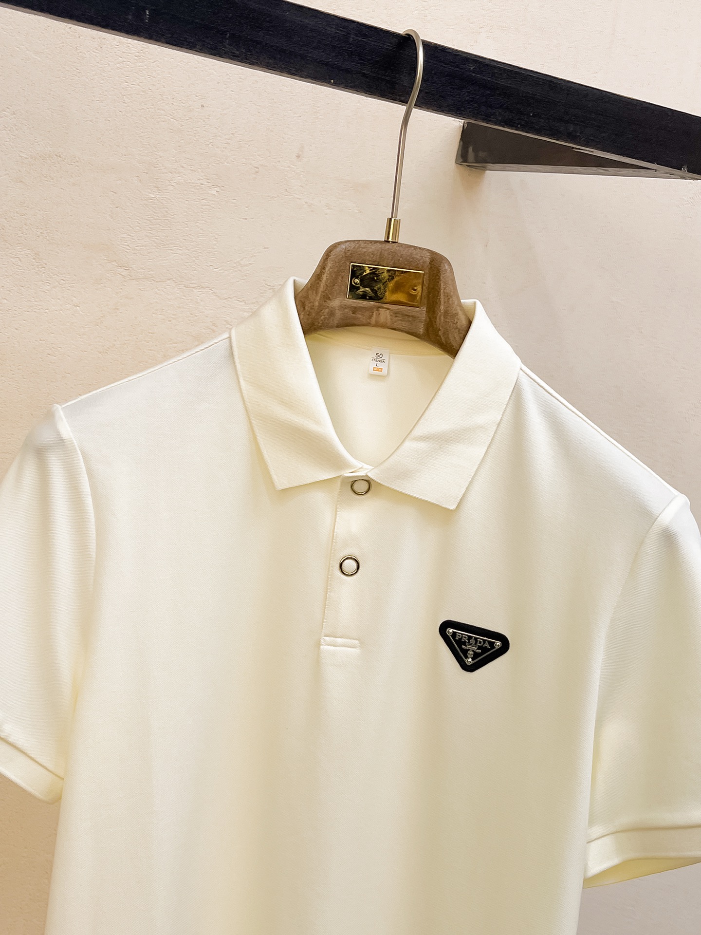 P普拉达25SS新款春夏短袖翻领T恤Polo，最高版本客供定制高端朱地面料简单时尚款，拼色螺纹超级好看！