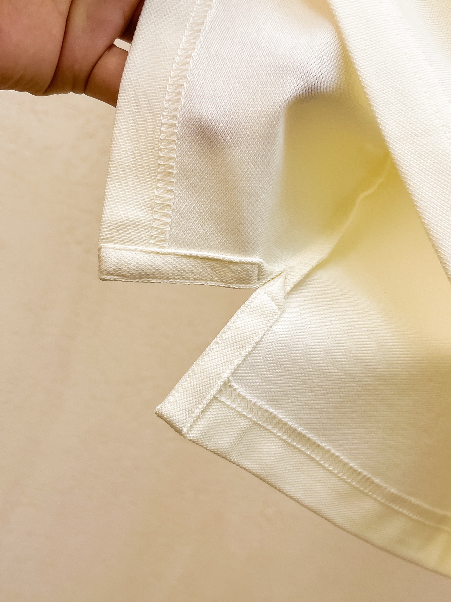 P普拉达25SS新款春夏短袖翻领T恤Polo，最高版本客供定制高端朱地面料简单时尚款，拼色螺纹超级好看！