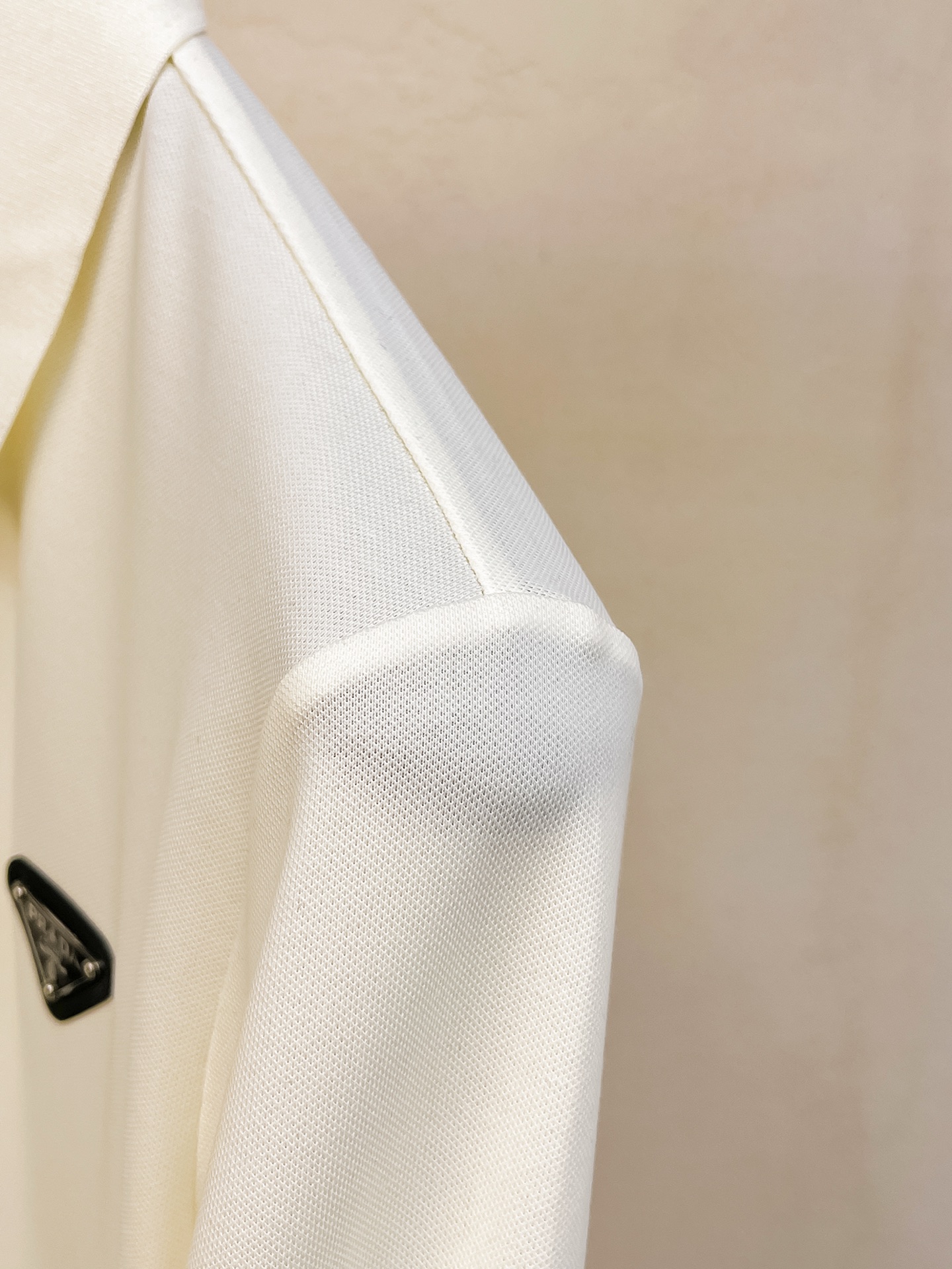 P普拉达25SS新款春夏短袖翻领T恤Polo，最高版本客供定制高端朱地面料简单时尚款，拼色螺纹超级好看！