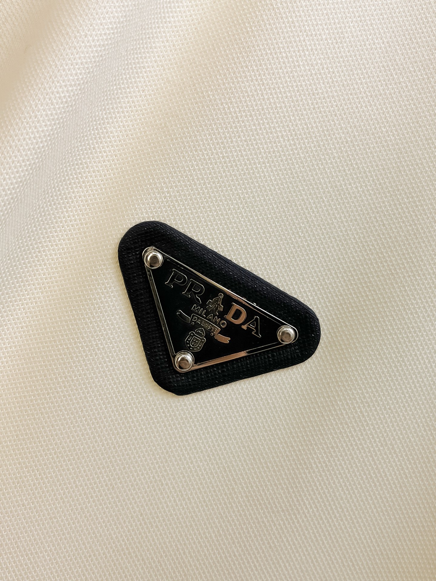 P普拉达25SS新款春夏短袖翻领T恤Polo，最高版本客供定制高端朱地面料简单时尚款，拼色螺纹超级好看！