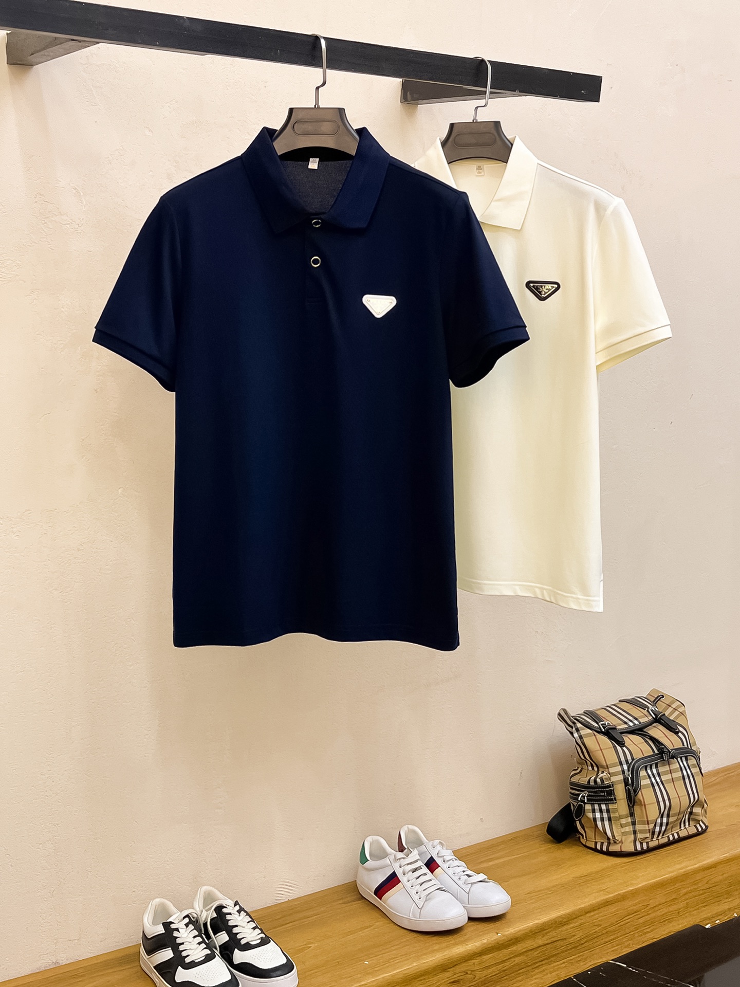 NO:146791,Prada 25SS new spring and summer short-sleeved lapel T-shirt polo, the highest version is customized high-end vermill fabric simple and fashionable, and the color-blocking thread is super beautiful!  Classic logo simple and elegant style!  Full of high-end feel, wearable in all seasons. Simple European style official website on sale codes M-3XL, prada, T-shirt, tees, t-shirt, alexander wang19860909普拉达25SS新款春夏短袖翻领T恤polo,最高版本客供定制高端朱地面料简单时尚款,拼色螺纹超级好看！经典logo简单大方的款式！满满的高级感,四季可穿.简欧风格官网在售码数M-3XL,,prada,T-shirt,tees，t-shirt,alexander wang,Men's clothing