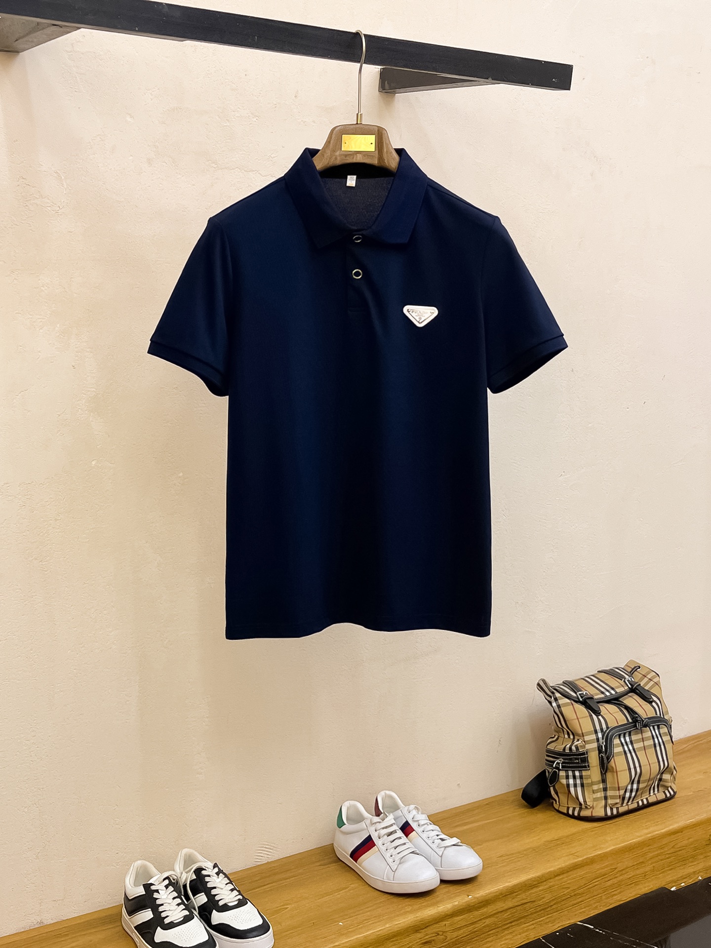 P普拉达25SS新款春夏短袖翻领T恤Polo，最高版本客供定制高端朱地面料简单时尚款，拼色螺纹超级好看！