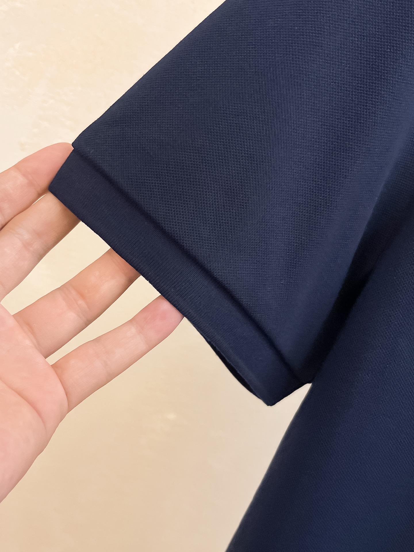 P普拉达25SS新款春夏短袖翻领T恤Polo，最高版本客供定制高端朱地面料简单时尚款，拼色螺纹超级好看！