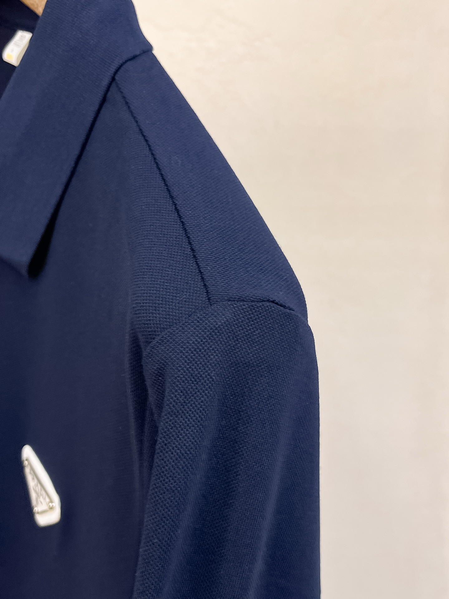 P普拉达25SS新款春夏短袖翻领T恤Polo，最高版本客供定制高端朱地面料简单时尚款，拼色螺纹超级好看！