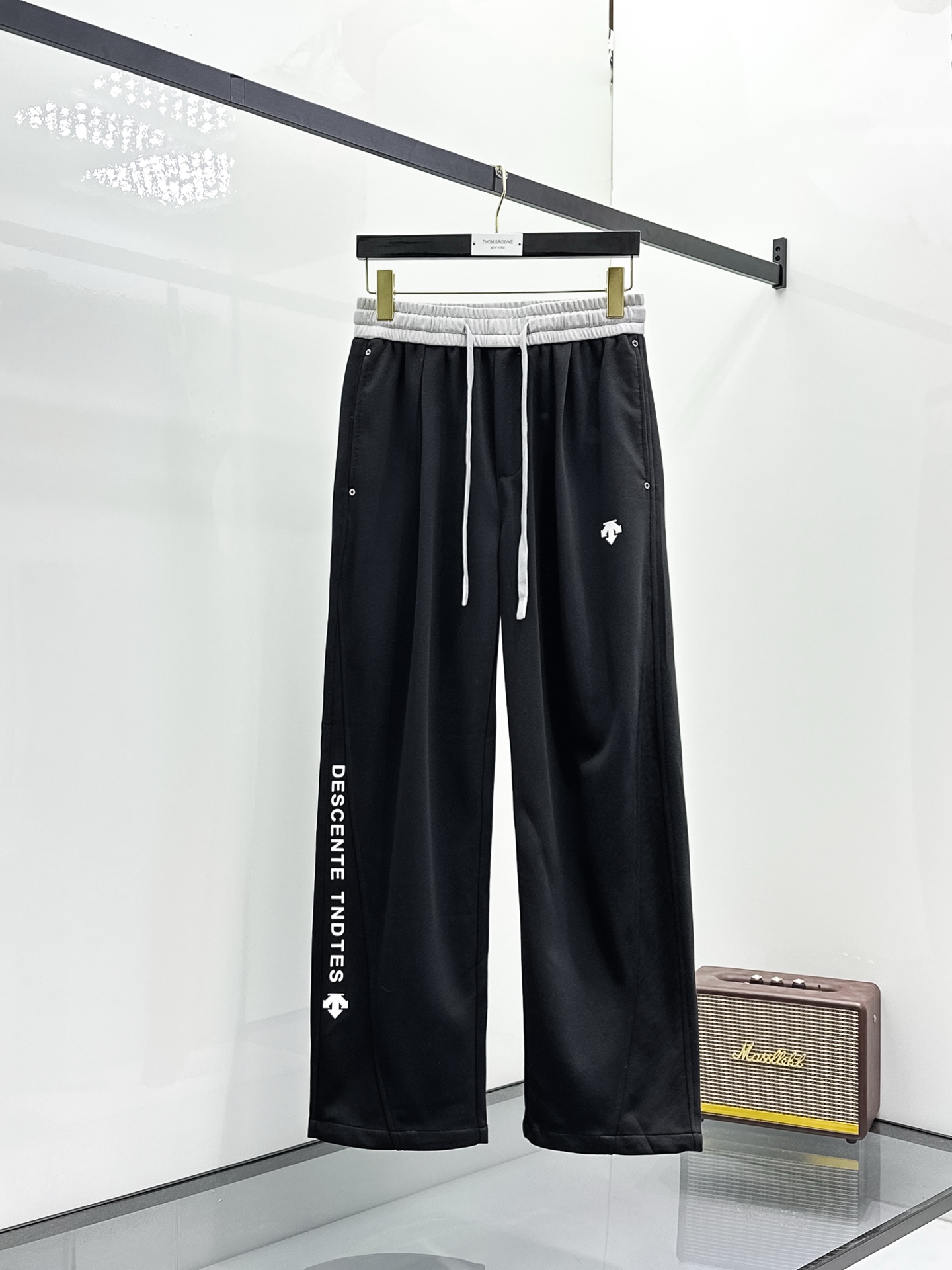 NO:156176,The Golden Dian DiSant Spring and Summer 25ss casual pants in the Golden Dian are reappearing, the original customized high-quality fashionable casual pants are super versatile. Exclusive custom fabric, quite wide and stylish, close and comfortable. The latest hardware and accessories of the original custom counter. Super beautiful style, the upper body makes the legs look slender, the inner and the wiring are impeccable. You can attend any occasion. Once again, it is emphasized that the fabric is very, very classy! Code number M-3xL, alexander wang19860909迪桑特春夏25ss休闲裤金典再次出现,原单订制高品质时尚休闲裤.超级百搭款.独家定制面料,挺阔有型,贴身舒适.原版定制专柜最新五金辅料.超靓版型、上身显腿修长,內里,走线都无可挑剔,任何场合都可出席,再次强调面料非常非常显档次！码数 M-3xL,,alexander wang,Men's clothing