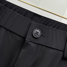 P普拉达春夏25ss休闲裤金典再次出现,原单订制高品质时尚休闲裤。超级百搭款。独家定制面料,挺阔有型,贴 P普拉达春夏25ss休闲裤金典再次出现,原单订制高品质时尚休闲裤。超级百搭款。独家定制面料,挺阔有型,贴