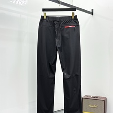 P普拉达春夏25ss休闲裤金典再次出现,原单订制高品质时尚休闲裤。超级百搭款。独家定制面料,挺阔有型,贴 P普拉达春夏25ss休闲裤金典再次出现,原单订制高品质时尚休闲裤。超级百搭款。独家定制面料,挺阔有型,贴