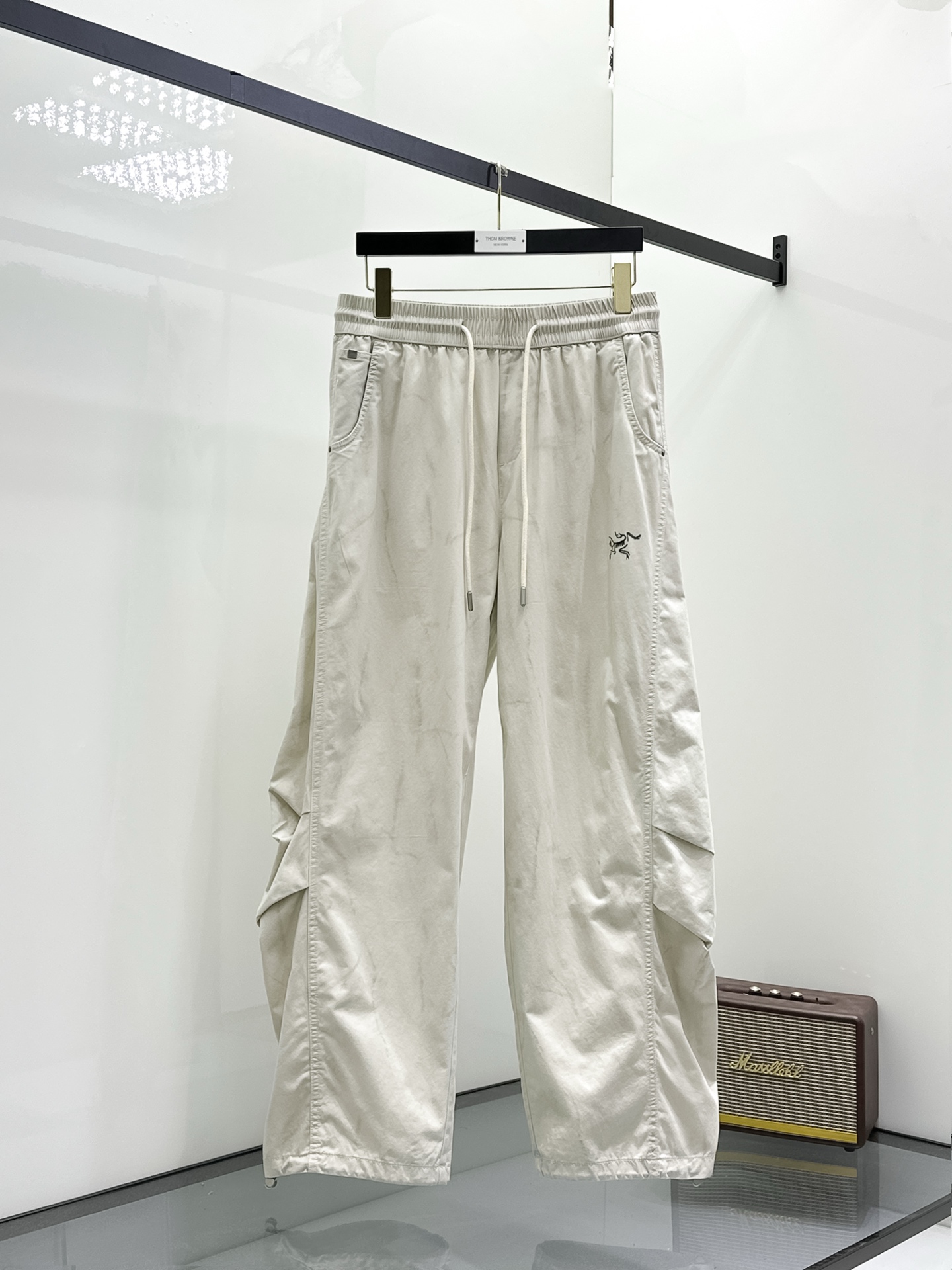 NO:156181,Archaeoptera bird spring and summer 25ss casual pants gold dial appears again, the original customized high-quality fashionable casual pants are super versatile. Exclusive custom fabric, quite wide and stylish, close and comfortable. The latest hardware and accessories of the original custom counter. Super beautiful style, the upper body makes the legs look slender, the inner and the line is impeccable. You can attend any occasion. Once again, the fabric is very, very classy! Code number M-3xL,arc'teryx,alexander wang19860909始祖鸟春夏25ss休闲裤金典再次出现,原单订制高品质时尚休闲裤.超级百搭款.独家定制面料,挺阔有型,贴身舒适.原版定制专柜最新五金辅料.超靓版型、上身显腿修长,內里,走线都无可挑剔,任何场合都可出席,再次强调面料非常非常显档次！码数 M-3xL,arc'teryx,alexander wang,Men's clothing