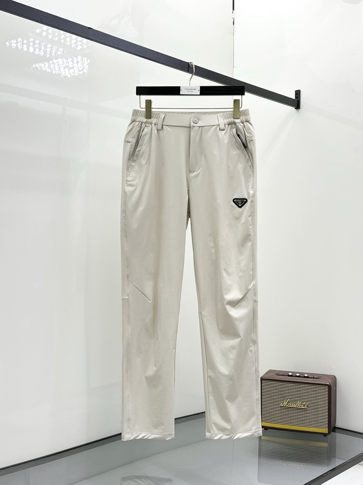 NO:156186,Prada Spring and Summer 25ss casual pants gold dial appears again, the original customized high-quality fashionable casual pants. Super versatile style. Exclusive custom fabric, quite wide and stylish, close and comfortable. The latest hardware and accessories of the original custom counter. Super beautiful style, the upper body makes the legs look slender, the inner and the line is impeccable. You can attend any occasion. Once again, the fabric is very, very classy! Code number M-3xL, prada,alexander wang19860909普拉达春夏25ss休闲裤金典再次出现,原单订制高品质时尚休闲裤.超级百搭款.独家定制面料,挺阔有型,贴身舒适.原版定制专柜最新五金辅料.超靓版型、上身显腿修长,內里,走线都无可挑剔,任何场合都可出席,再次强调面料非常非常显档次！码数 M-3xL,,prada,alexander wang,Men's clothing