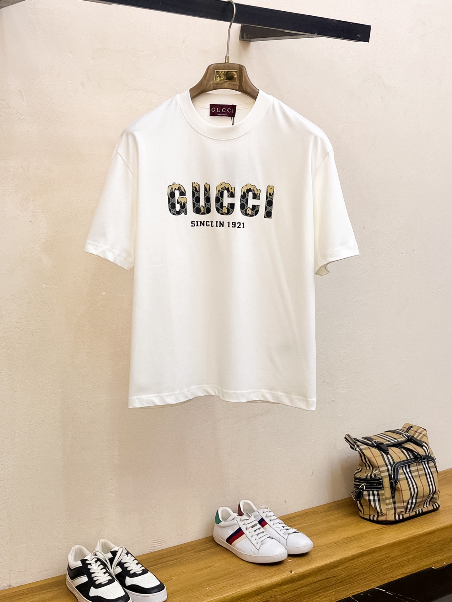 NO:521140,Ss Gucci pure cotton latest fabric classic logo pattern logo fashionable simple trendy short sleeves, top quality counter original single short sleeves, top production craft imported fabrics, unique design of counter style, using imported high-end customized fabrics. The official website is on sale!  Excellent fabric fit, size..Black and white M-2XL, gucci, T-shirt, alexander wang19860909ss古驰纯棉最新面料经典标识图案logo时尚简约潮流短袖,最顶级的品质专柜原单短袖,顶级制作工艺进口面料,专柜款独特设计,采用进口高端订制面料.官网在售！面料版型超赞 码数..黑白色 M-2XL,,gucci,T-shirt,alexander wang,Men's clothing