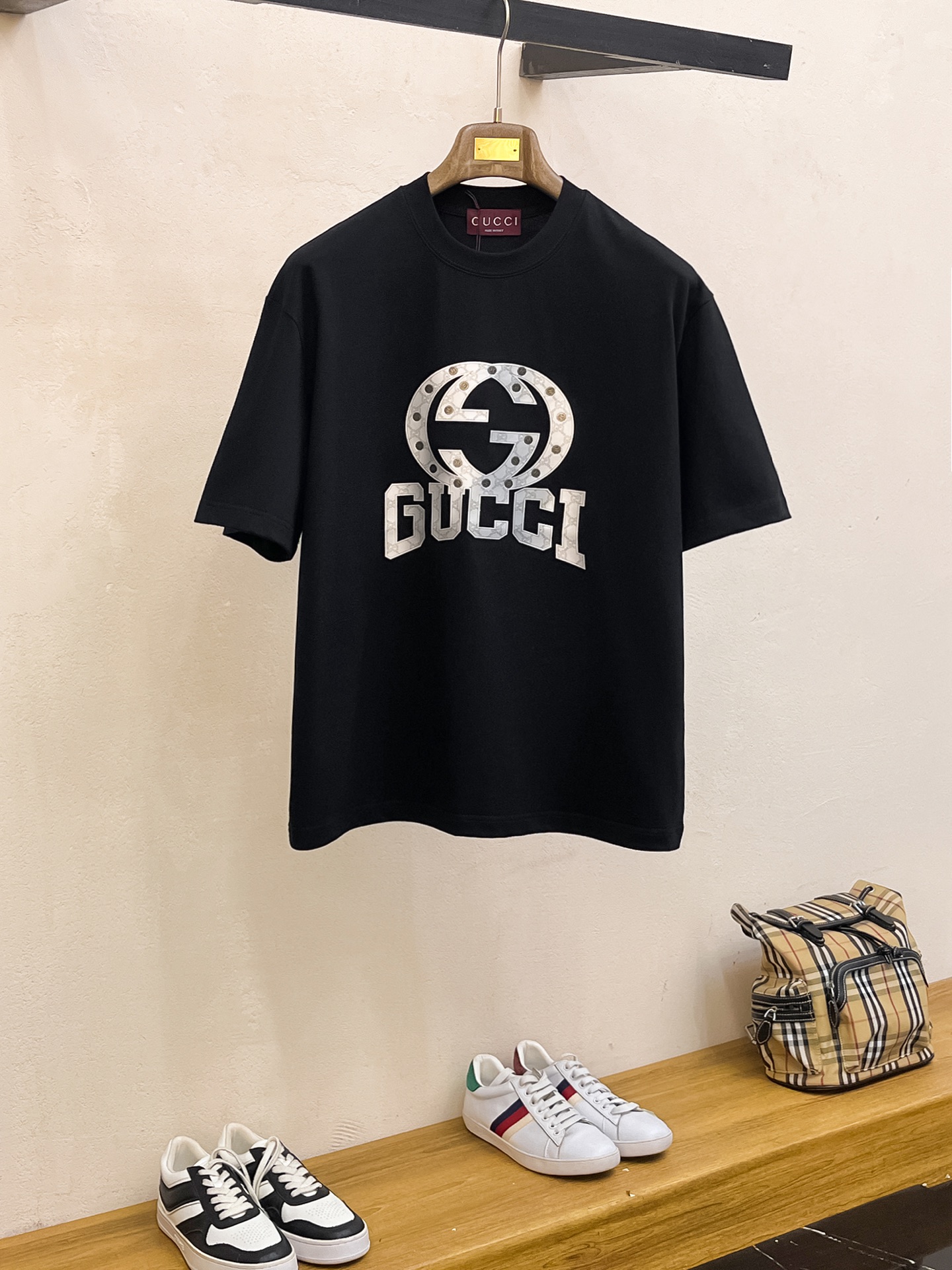 NO:161245,Ss Gucci pure cotton latest fabric classic logo pattern logo fashionable simple trendy short sleeves, top quality counter original single short sleeves, top production craft imported fabrics, unique design of counter style, using imported high-end customized fabrics. The official website is on sale!  Excellent fabric fit, size..Black and white M-2XL, gucci, T-shirt, alexander wang19860909ss古驰纯棉最新面料经典标识图案logo时尚简约潮流短袖,最顶级的品质专柜原单短袖,顶级制作工艺进口面料,专柜款独特设计,采用进口高端订制面料.官网在售！面料版型超赞 码数..黑白色 M-2XL,,gucci,T-shirt,alexander wang,Men's clothing