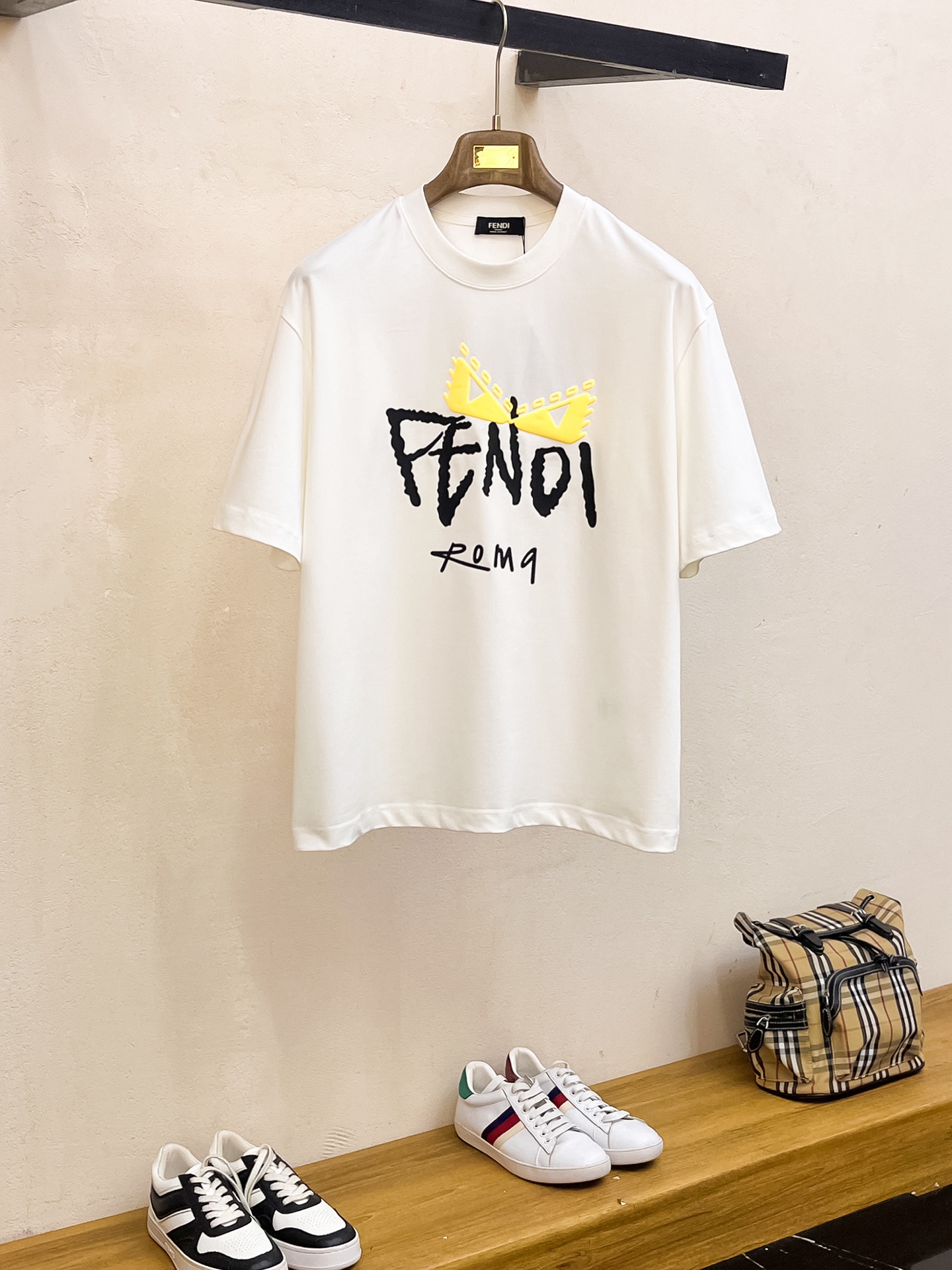 NO:521138,Ss Fendi pure cotton latest fabric classic logo pattern logo fashionable simple trendy short sleeves, top quality counter original single short sleeves, top production craft imported fabrics, unique design of counter style, using imported high-end customized fabrics. The official website is on sale!  Excellent fabric pattern, size..Black and white M-2XL,,fendi,T-shirt,alexander wang19860909ss芬迪纯棉最新面料经典标识图案logo时尚简约潮流短袖,最顶级的品质专柜原单短袖,顶级制作工艺进口面料,专柜款独特设计,采用进口高端订制面料.官网在售！面料版型超赞 码数..黑白色 M-2XL,,fendi,T-shirt,alexander wang,Men's clothing