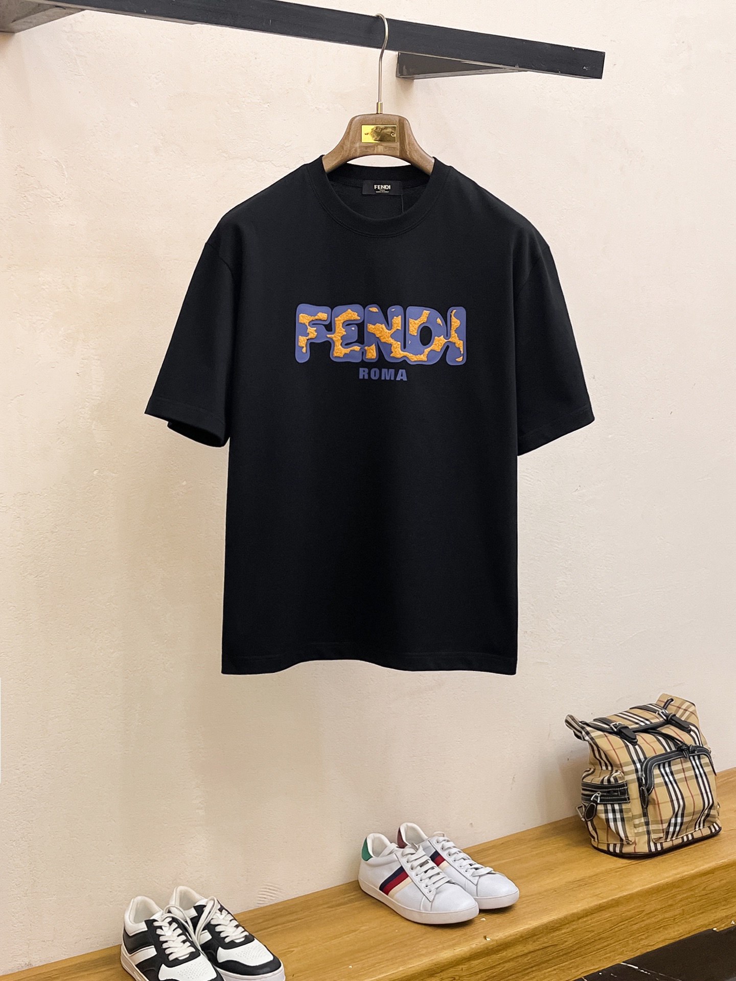 NO:161248,Ss Fendi pure cotton latest fabric classic logo pattern logo fashionable simple trendy short sleeves, top quality counter original single short sleeves, top production craft imported fabrics, unique design of counter style, using imported high-end customized fabrics. The official website is on sale!  Excellent fabric pattern, size..Black and white M-2XL,,fendi,T-shirt,alexander wang19860909ss芬迪纯棉最新面料经典标识图案logo时尚简约潮流短袖,最顶级的品质专柜原单短袖,顶级制作工艺进口面料,专柜款独特设计,采用进口高端订制面料.官网在售！面料版型超赞 码数..黑白色 M-2XL,,fendi,T-shirt,alexander wang,Men's clothing