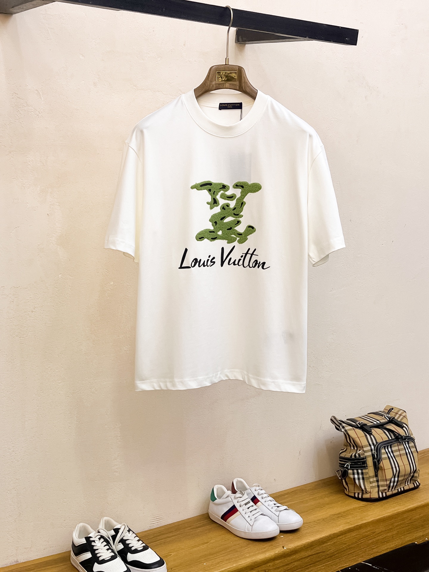 NO:459092,The latest ssLV pure cotton fabric, classic logo, logo, fashionable, simple and trendy short sleeves, the top quality counter original single short sleeves, the top production process imported fabric, the unique design of the counter model, using imported high-end customized fabrics. The official website is on sale!  Fabric style, size..Black and white M-2XL,,louis vuitton,T-shirt,alexander wang19860909ssLV纯棉最新面料经典标识图案logo时尚简约潮流短袖,最顶级的品质专柜原单短袖,顶级制作工艺进口面料,专柜款独特设计,采用进口高端订制面料.官网在售！面料版型超赞 码数..黑白色 M-2XL,,louis vuitton,T-shirt,alexander wang,Men's clothing