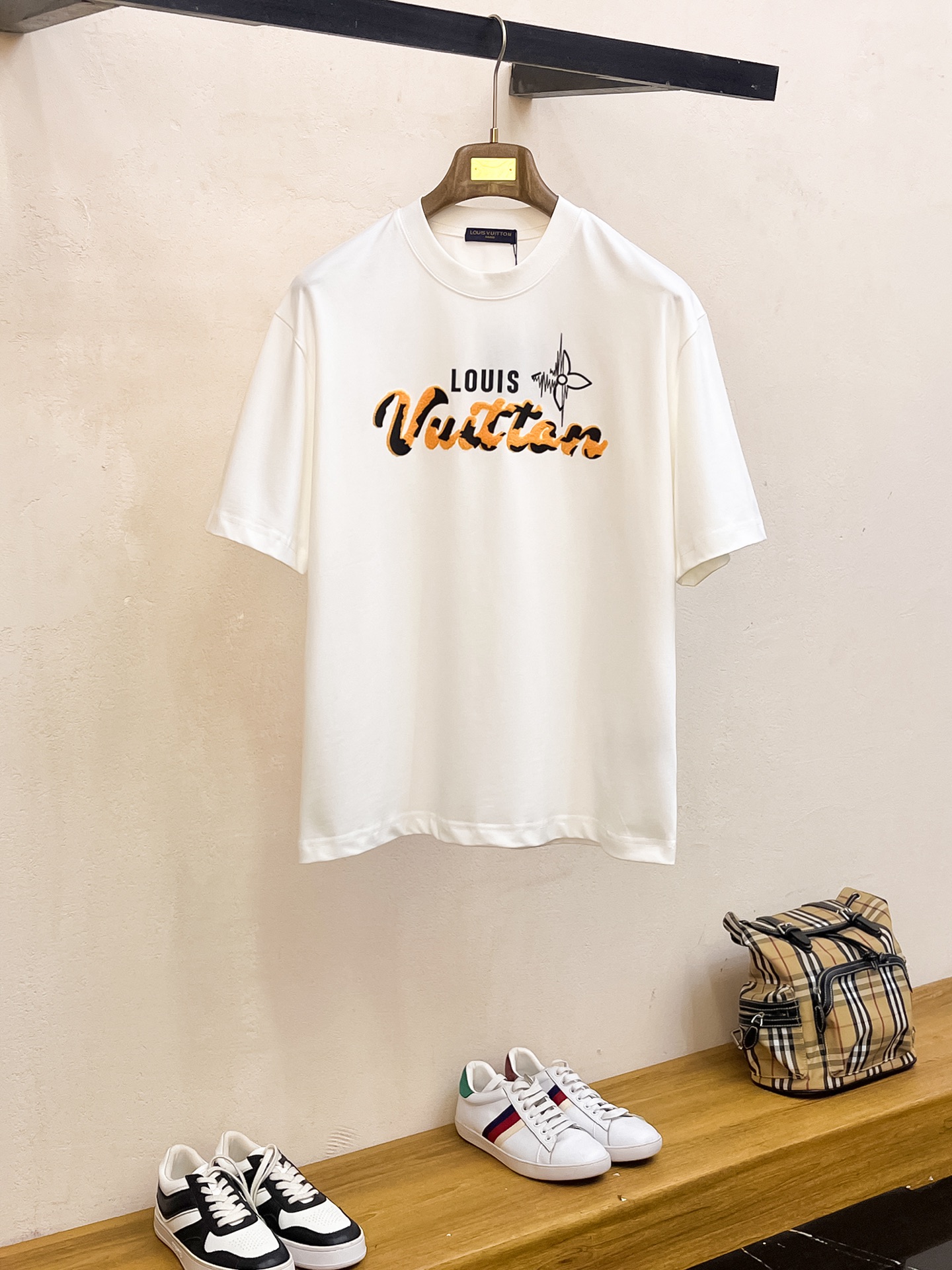 NO:161251,The latest ssLV pure cotton fabric, classic logo, logo, fashionable, simple and trendy short sleeves, the top quality counter original single short sleeves, the top production process imported fabric, the unique design of the counter model, using imported high-end customized fabrics. The official website is on sale!  Fabric style, size..Black and white M-2XL,,louis vuitton,T-shirt,alexander wang19860909ssLV纯棉最新面料经典标识图案logo时尚简约潮流短袖,最顶级的品质专柜原单短袖,顶级制作工艺进口面料,专柜款独特设计,采用进口高端订制面料.官网在售！面料版型超赞 码数..黑白色 M-2XL,,louis vuitton,T-shirt,alexander wang,Men's clothing