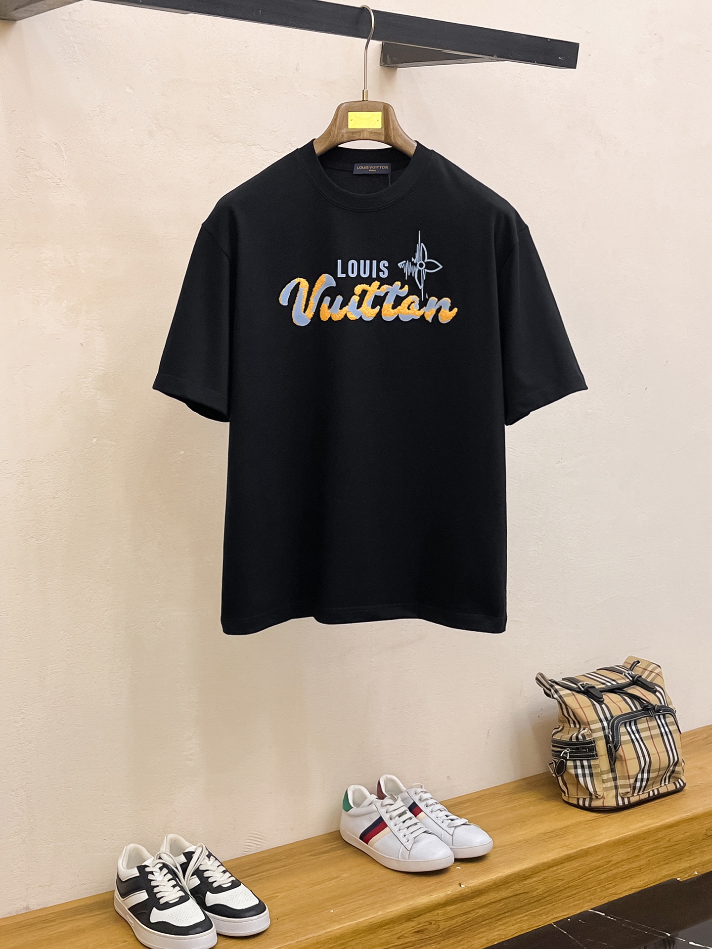 NO:161254,The latest ssLv pure cotton fabric, classic logo, fashionable simple trendy short sleeves, the top quality counter original single short sleeves, the top production process imported fabric, the unique design of the counter model, using imported high-end customized fabrics. The official website is on sale!  Fabric style, size..Black and white M-2XL,,louis vuitton,T-shirt,alexander wang19860909ssLv纯棉最新面料经典标识图案logo时尚简约潮流短袖,最顶级的品质专柜原单短袖,顶级制作工艺进口面料,专柜款独特设计,采用进口高端订制面料.官网在售！面料版型超赞 码数..黑白色 M-2XL,,louis vuitton,T-shirt,alexander wang,Men's clothing