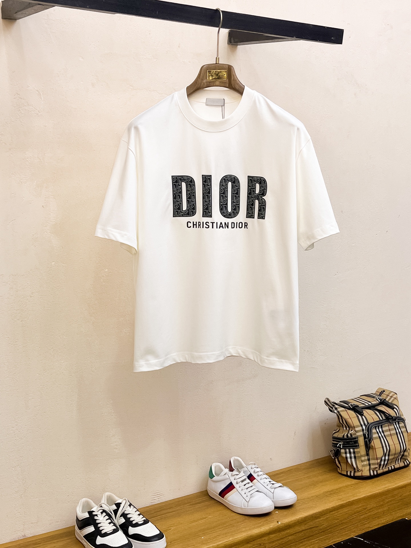 NO:459090,Ss Dior pure cotton latest fabric, classic logo, logo, fashionable, simple and trendy short sleeves, the top quality counter original single short sleeves, top production craft imported fabrics, unique design of the counter model, using imported high-end customized fabrics. The official website is on sale!  Excellent fabric fit, size..Black and white M-2XL,,dior,T-shirt,alexander wang19860909ss迪奥纯棉最新面料经典标识图案logo时尚简约潮流短袖,最顶级的品质专柜原单短袖,顶级制作工艺进口面料,专柜款独特设计,采用进口高端订制面料.官网在售！面料版型超赞 码数..黑白色 M-2XL,,dior,T-shirt,alexander wang,Men's clothing