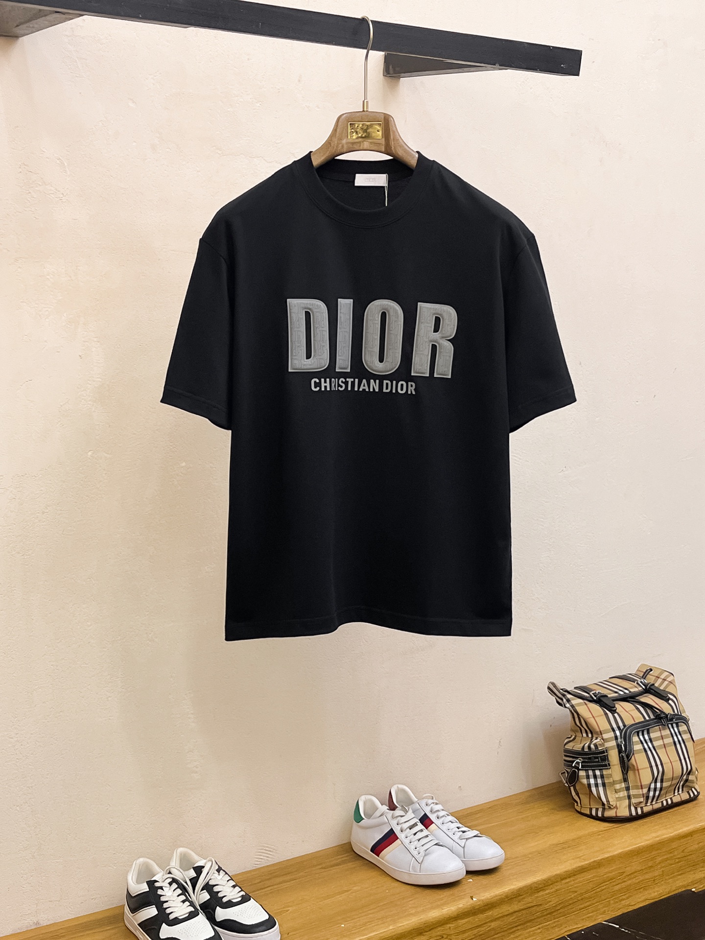 NO:161257,Ss Dior pure cotton latest fabric, classic logo, logo, fashionable, simple and trendy short sleeves, the top quality counter original single short sleeves, top-level production craft imported fabrics, unique design of the counter model, using imported high-end customized fabrics. The official website is on sale!  Excellent fabric fit, size..Black and white M-2XL,,dior,T-shirt,alexander wang19860909ss迪奥纯棉最新面料经典标识图案logo时尚简约潮流短袖,最顶级的品质专柜原单短袖,顶级制作工艺进口面料,专柜款独特设计,采用进口高端订制面料.官网在售！面料版型超赞 码数..黑白色 M-2XL,,dior,T-shirt,alexander wang,Men's clothing