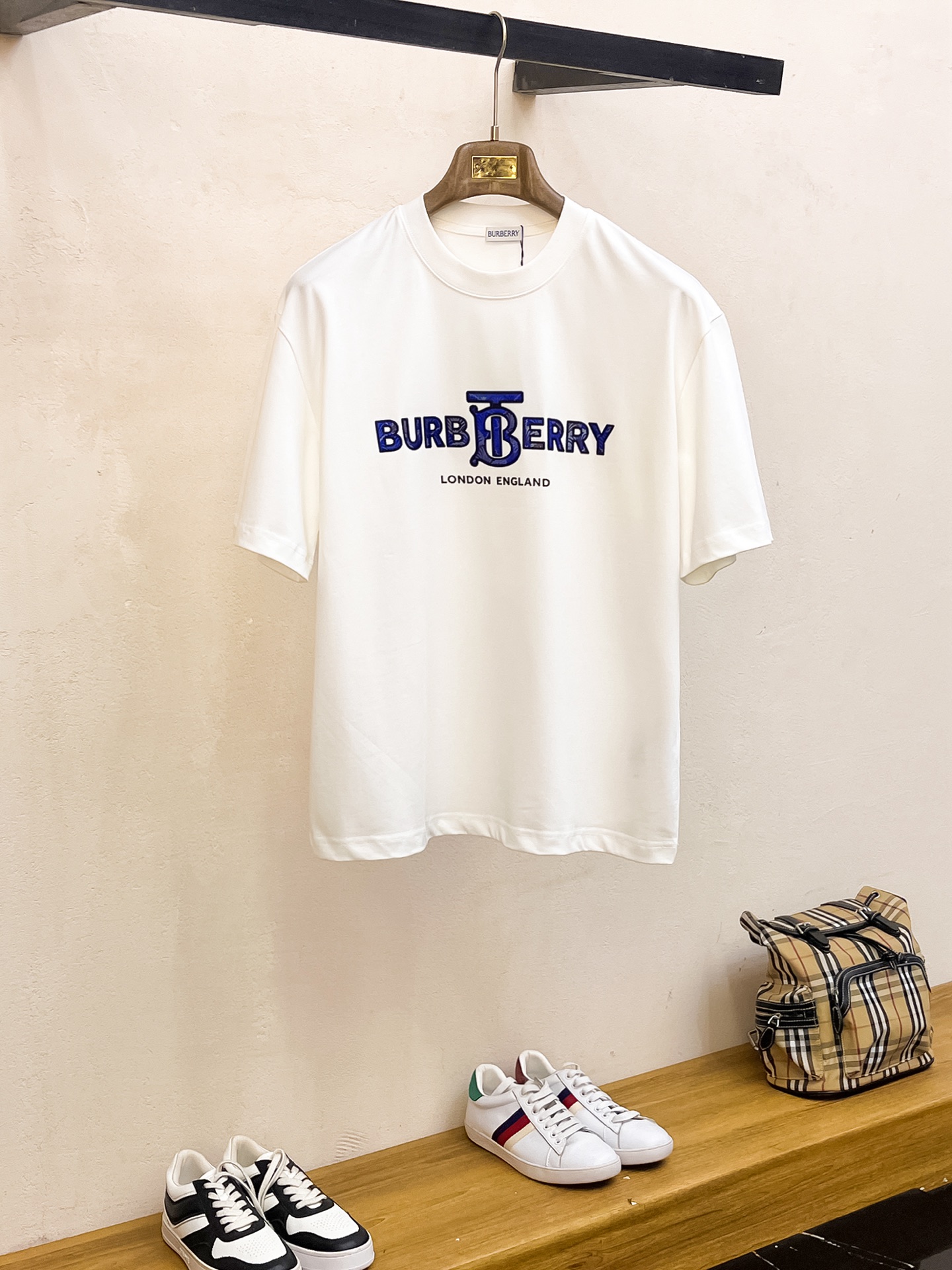 NO:459088,Ss Burberry pure cotton latest fabric classic logo pattern logo fashionable simple trendy short sleeves, top quality counter original single short sleeves, top production craft imported fabrics, unique design of counter style, using imported high-end customized fabrics. The official website is on sale!  Excellent fabric fit, size..Black and white M-2XL, burberry, T-shirt, alexander wang19860909ss巴宝莉纯棉最新面料经典标识图案logo时尚简约潮流短袖,最顶级的品质专柜原单短袖,顶级制作工艺进口面料,专柜款独特设计,采用进口高端订制面料.官网在售！面料版型超赞 码数..黑白色 M-2XL,,burberry,T-shirt,alexander wang,Men's clothing