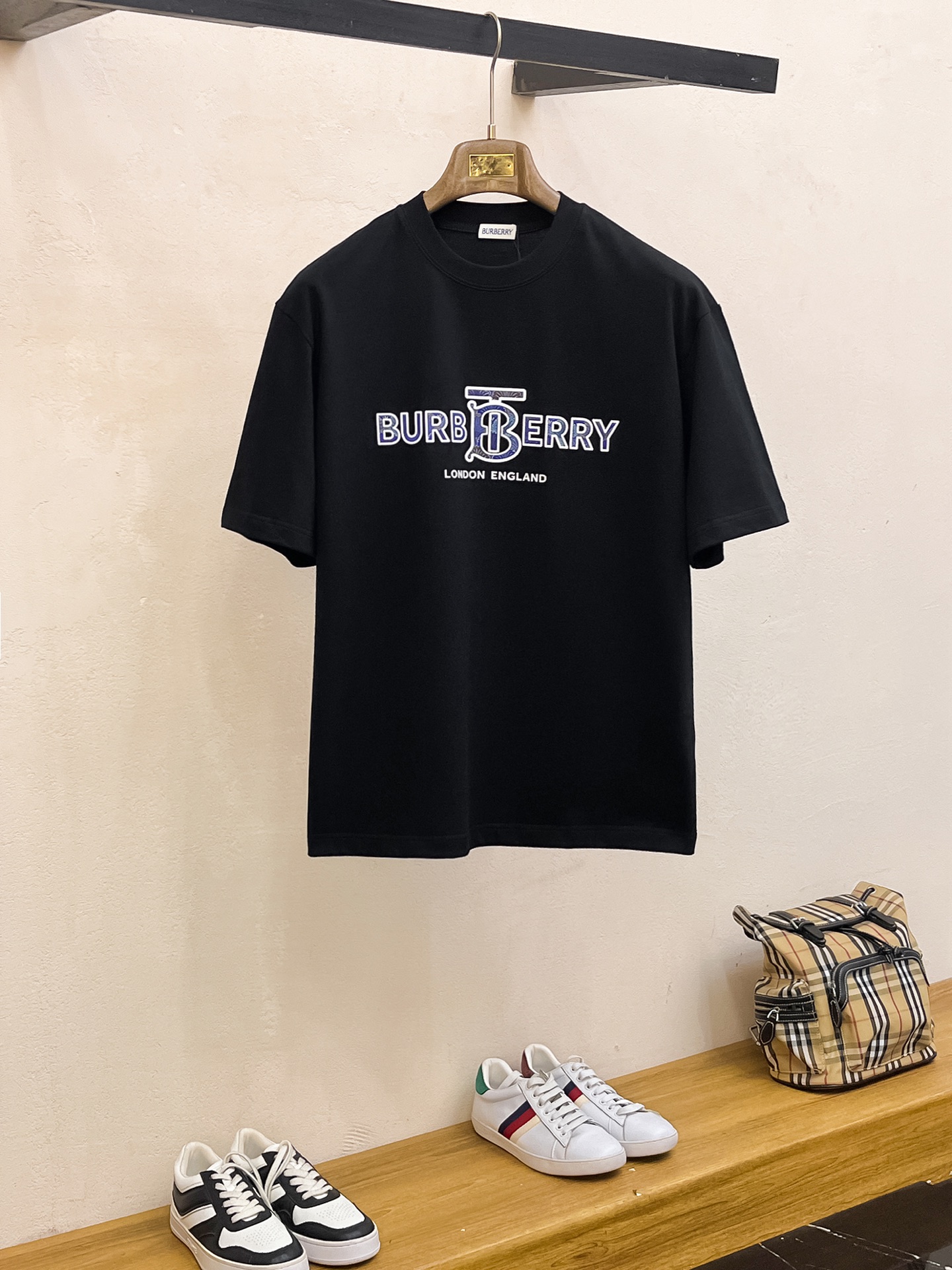 NO:161256,Ss Burberry pure cotton latest fabric classic logo pattern logo fashionable simple trendy short sleeves, top quality counter original single short sleeves, top production craft imported fabrics, unique design of counter style, using imported high-end customized fabrics. The official website is on sale!  Excellent fabric fit, size..Black and white M-2XL, burberry, T-shirt, alexander wang19860909ss巴宝莉纯棉最新面料经典标识图案logo时尚简约潮流短袖,最顶级的品质专柜原单短袖,顶级制作工艺进口面料,专柜款独特设计,采用进口高端订制面料.官网在售！面料版型超赞 码数..黑白色 M-2XL,,burberry,T-shirt,alexander wang,Men's clothing