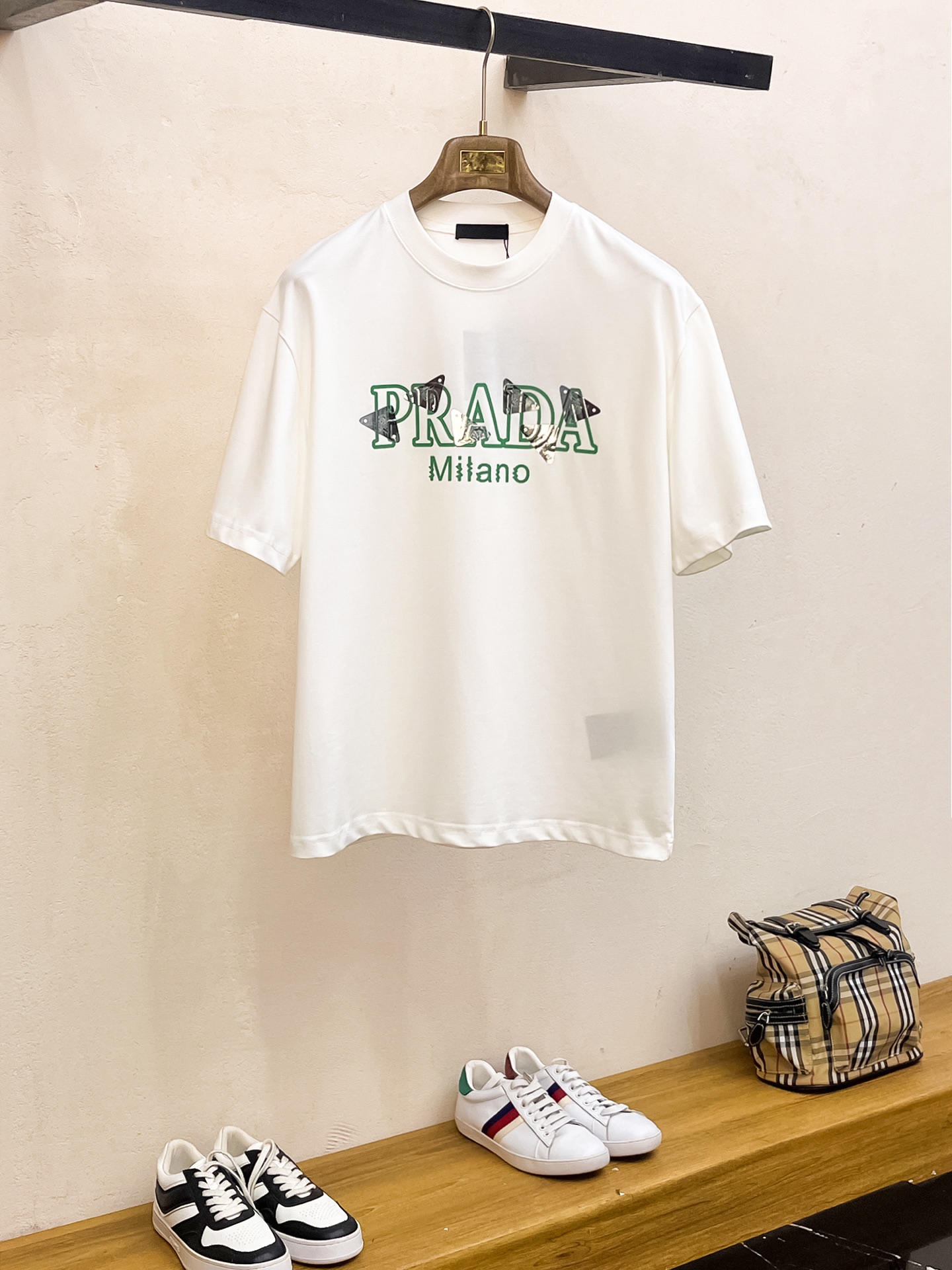 NO:459086,Ss Prada pure cotton latest fabric classic logo pattern logo fashionable simple trendy short sleeves, top quality counter original single short sleeves, top production craft imported fabrics, unique design of counter style, using imported high-end customized fabrics. The official website is on sale!  Excellent fabric pattern, size..Black and white M-2XL,,prada,T-shirt,alexander wang19860909ss普拉达纯棉最新面料经典标识图案logo时尚简约潮流短袖,最顶级的品质专柜原单短袖,顶级制作工艺进口面料,专柜款独特设计,采用进口高端订制面料.官网在售！面料版型超赞 码数..黑白色 M-2XL,,prada,T-shirt,alexander wang,Men's clothing