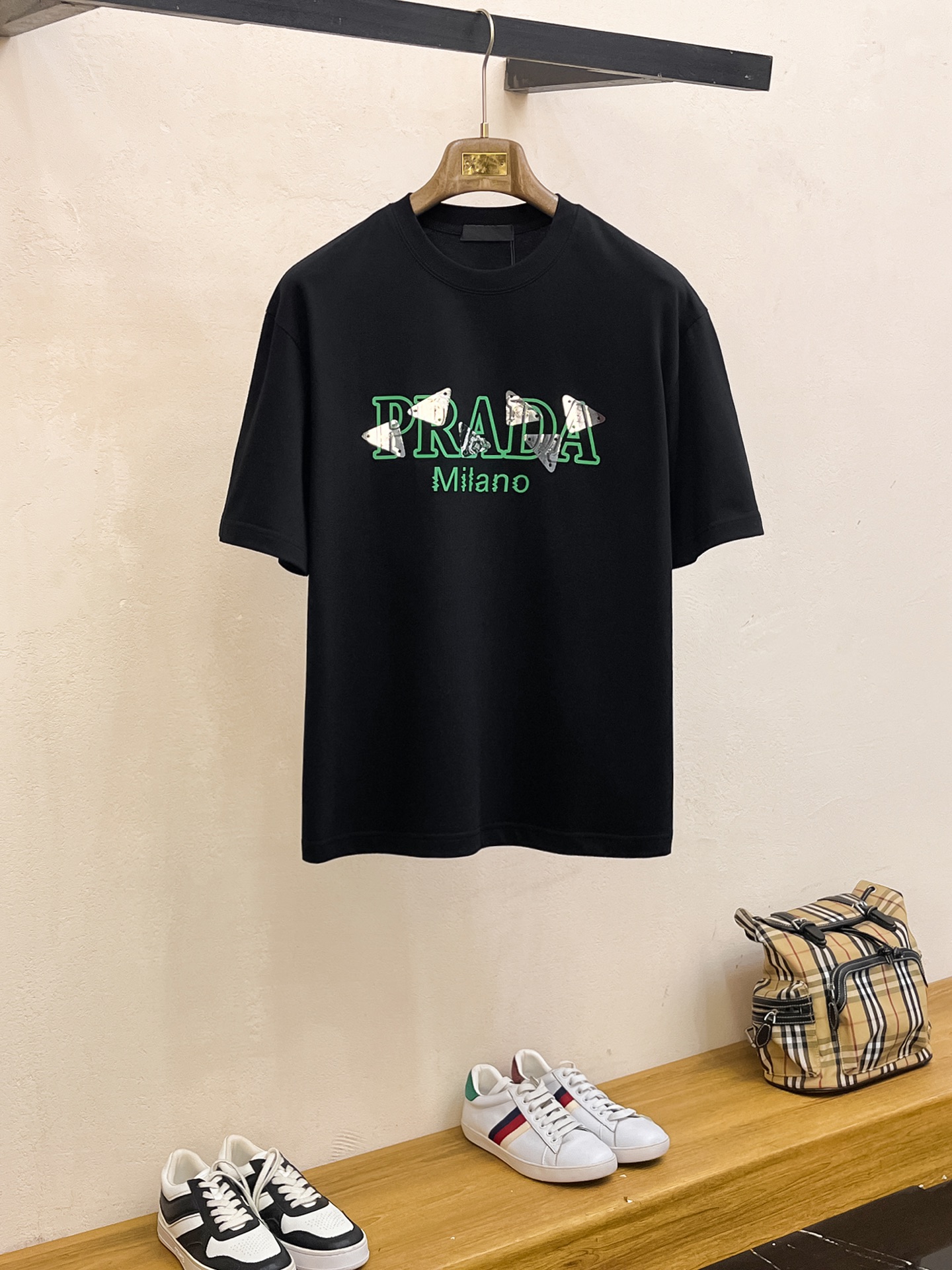 NO:161259,Ss Prada pure cotton latest fabric classic logo pattern logo fashionable simple trendy short sleeves, top quality counter original single short sleeves, top production craft imported fabrics, unique design of counter style, using imported high-end customized fabrics. The official website is on sale!  Excellent fabric pattern, size..Black and white M-2XL,,prada,T-shirt,alexander wang19860909ss普拉达纯棉最新面料经典标识图案logo时尚简约潮流短袖,最顶级的品质专柜原单短袖,顶级制作工艺进口面料,专柜款独特设计,采用进口高端订制面料.官网在售！面料版型超赞 码数..黑白色 M-2XL,,prada,T-shirt,alexander wang,Men's clothing