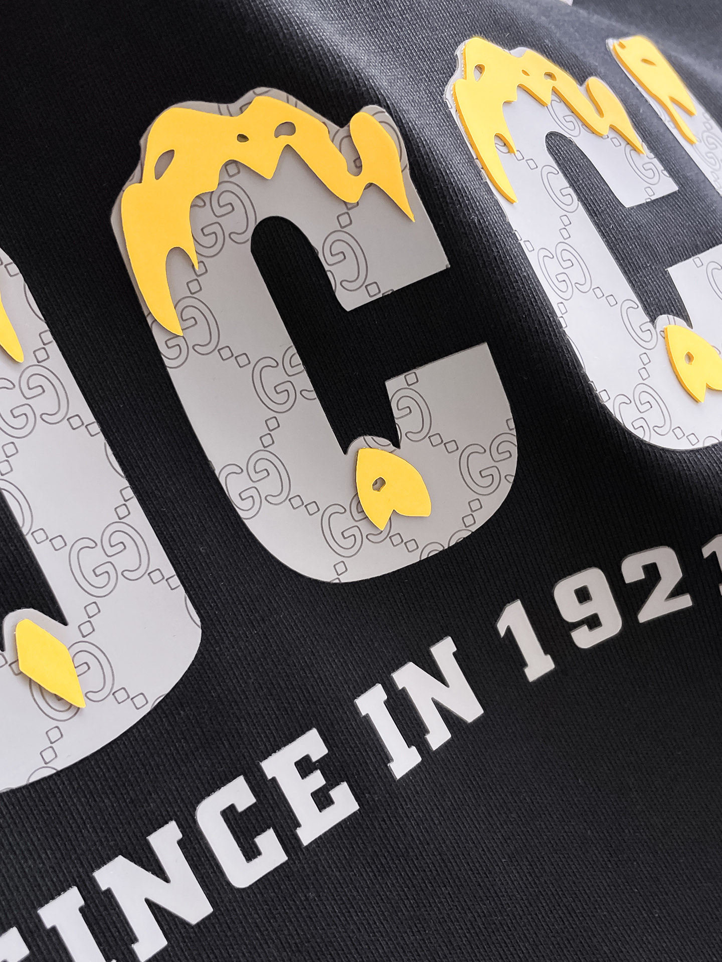 P552P12ss古驰纯棉最新面料经典标识图案logo时尚简约潮流短袖,最顶级的品质专柜原单短袖,顶级制作工艺进口面料,专柜款独特设计,采用进口高端订制面料。官网在售!面料版型超赞 码数:..黑白色 M-2XL - 图片 4