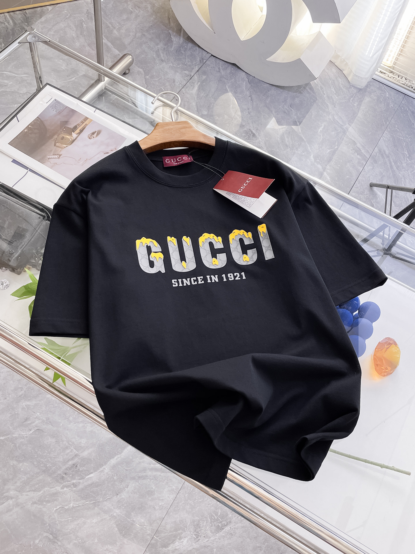 NO:488542,Ss Gucci pure cotton latest fabric classic logo pattern logo fashionable simple trendy short sleeves, top quality counter original single short sleeves, top production craft imported fabrics, unique design of counter style, using imported high-end customized fabrics. The official website is on sale!  Excellent fabric fit, size..Black and white M-2XL, gucci, T-shirt, alexander wang19860909ss古驰纯棉最新面料经典标识图案logo时尚简约潮流短袖,最顶级的品质专柜原单短袖,顶级制作工艺进口面料,专柜款独特设计,采用进口高端订制面料.官网在售！面料版型超赞 码数..黑白色 M-2XL,,gucci,T-shirt,alexander wang,Men's clothing