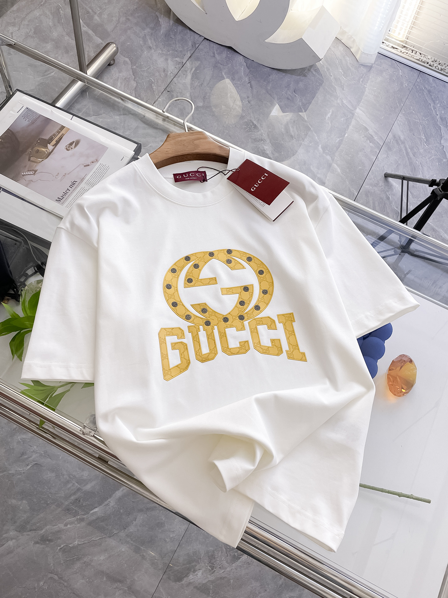 NO:159953,Ss Gucci pure cotton latest fabric classic logo pattern logo fashionable simple trendy short sleeves, top quality counter original single short sleeves, top production craft imported fabrics, unique design of counter style, using imported high-end customized fabrics. The official website is on sale!  Excellent fabric fit, size..Black and white M-2XL, gucci, T-shirt, alexander wang19860909ss古驰纯棉最新面料经典标识图案logo时尚简约潮流短袖,最顶级的品质专柜原单短袖,顶级制作工艺进口面料,专柜款独特设计,采用进口高端订制面料.官网在售！面料版型超赞 码数..黑白色 M-2XL,,gucci,T-shirt,alexander wang,Men's clothing