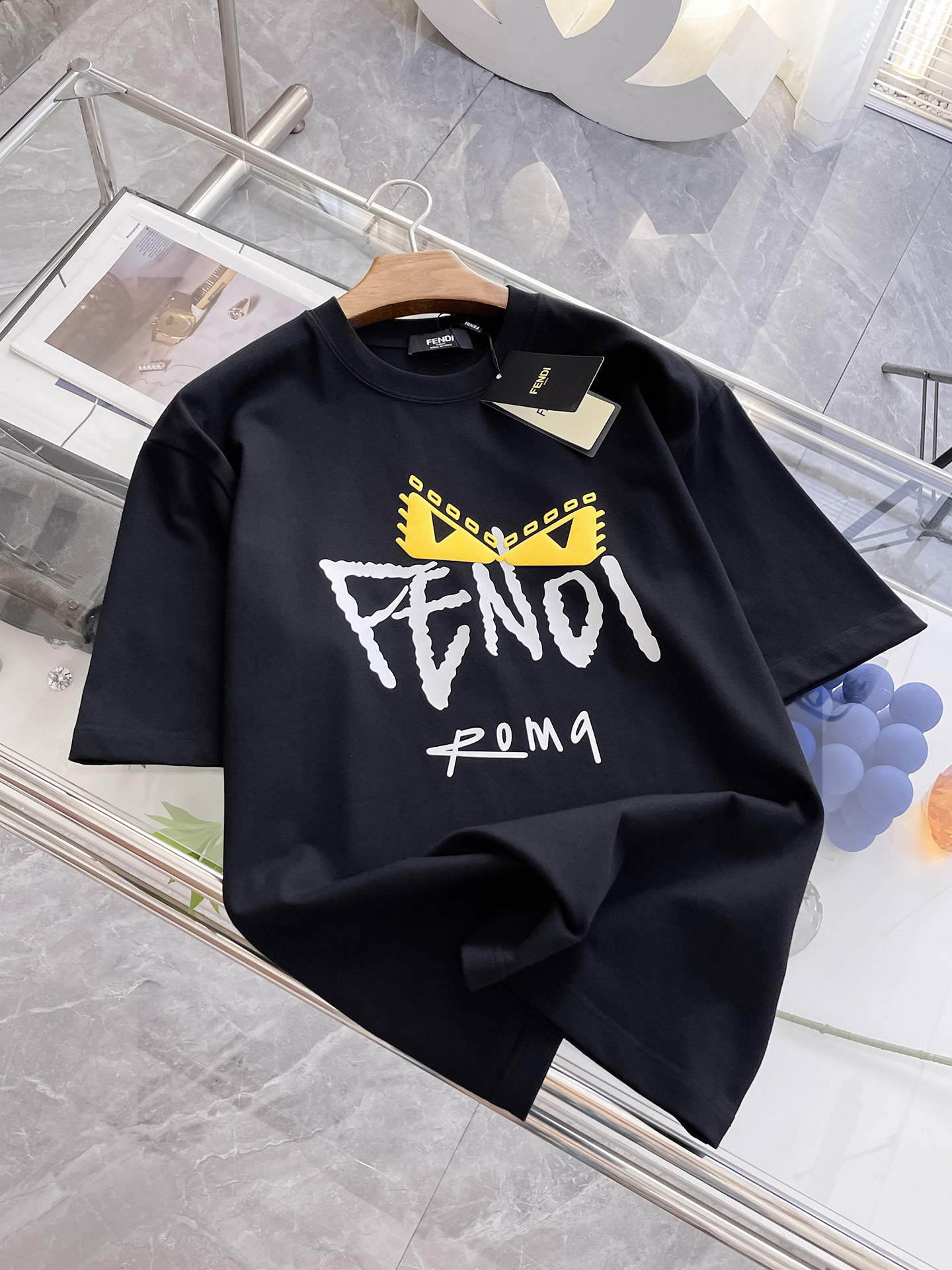 NO:488538,Ss Fendi pure cotton latest fabric classic logo pattern logo fashionable simple trendy short sleeves, top quality counter original single short sleeves, top production craft imported fabrics, unique design of counter style, using imported high-end customized fabrics. The official website is on sale!  Excellent fabric pattern, size..Black and white M-2XL,,fendi,T-shirt,alexander wang19860909ss芬迪纯棉最新面料经典标识图案logo时尚简约潮流短袖,最顶级的品质专柜原单短袖,顶级制作工艺进口面料,专柜款独特设计,采用进口高端订制面料.官网在售！面料版型超赞 码数..黑白色 M-2XL,,fendi,T-shirt,alexander wang,Men's clothing