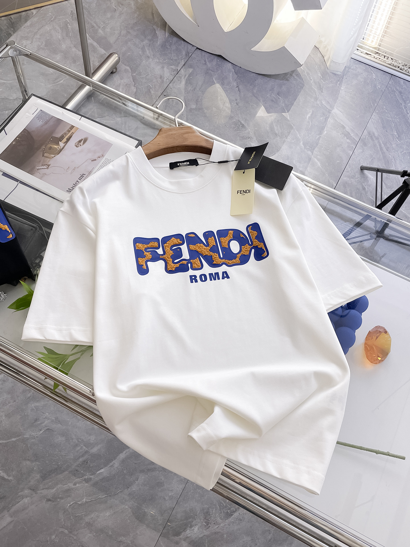 NO:159956,Ss Fendi pure cotton latest fabric classic logo pattern logo fashionable simple trendy short sleeves, top quality counter original single short sleeves, top production craft imported fabrics, unique design of counter style, using imported high-end customized fabrics. The official website is on sale!  Excellent fabric pattern, size..Black and white M-2XL,,fendi,T-shirt,alexander wang19860909ss芬迪纯棉最新面料经典标识图案logo时尚简约潮流短袖,最顶级的品质专柜原单短袖,顶级制作工艺进口面料,专柜款独特设计,采用进口高端订制面料.官网在售！面料版型超赞 码数..黑白色 M-2XL,,fendi,T-shirt,alexander wang,Men's clothing