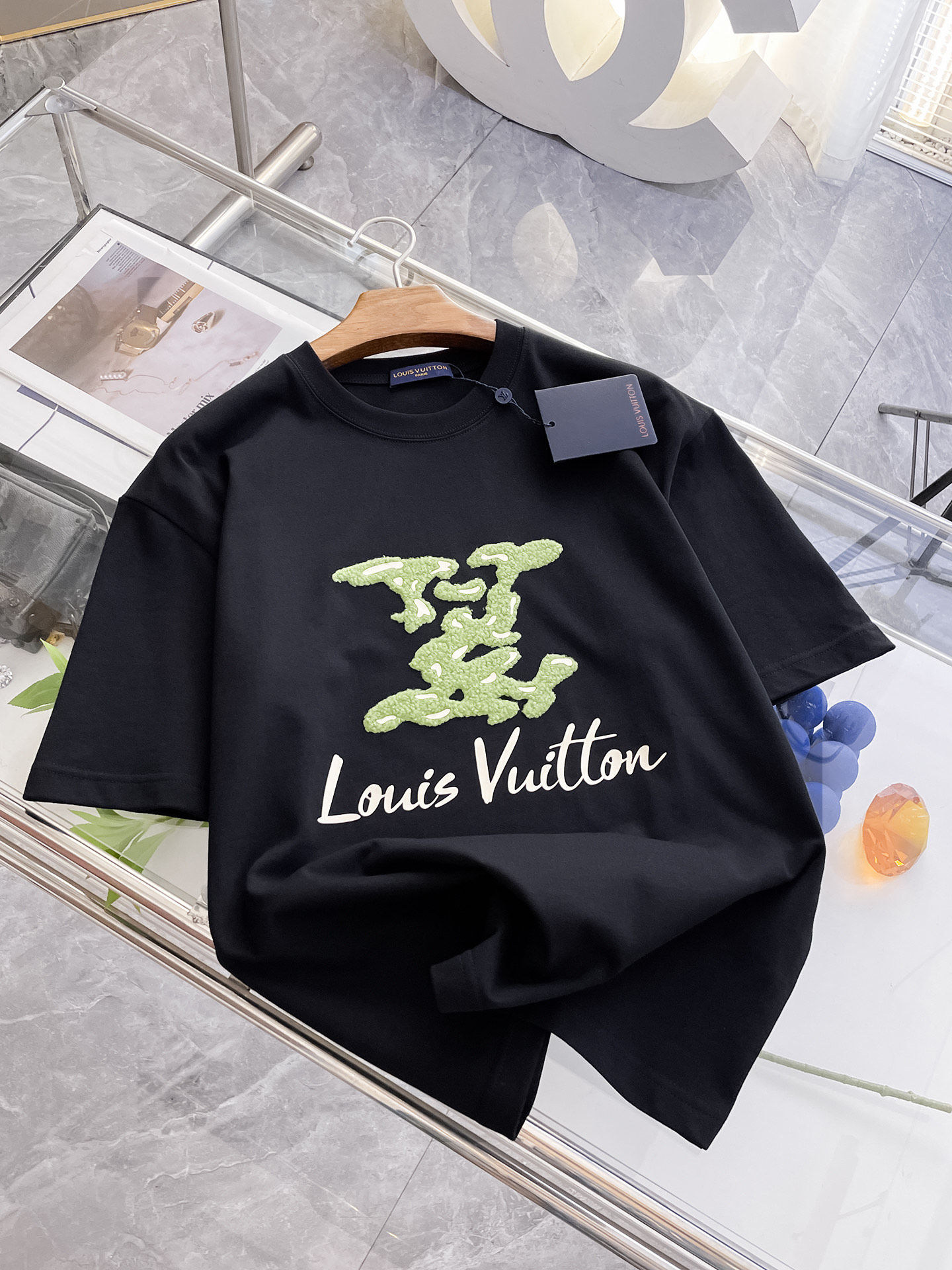 NO:159955,The latest ssLV pure cotton fabric, classic logo, logo, fashionable, simple and trendy short sleeves, the top quality counter original single short sleeves, the top production process imported fabric, the unique design of the counter model, using imported high-end customized fabrics. The official website is on sale!  Fabric style, size..Black and white M-2XL,,louis vuitton,T-shirt,alexander wang19860909ssLV纯棉最新面料经典标识图案logo时尚简约潮流短袖,最顶级的品质专柜原单短袖,顶级制作工艺进口面料,专柜款独特设计,采用进口高端订制面料.官网在售！面料版型超赞 码数..黑白色 M-2XL,,louis vuitton,T-shirt,alexander wang,Men's clothing