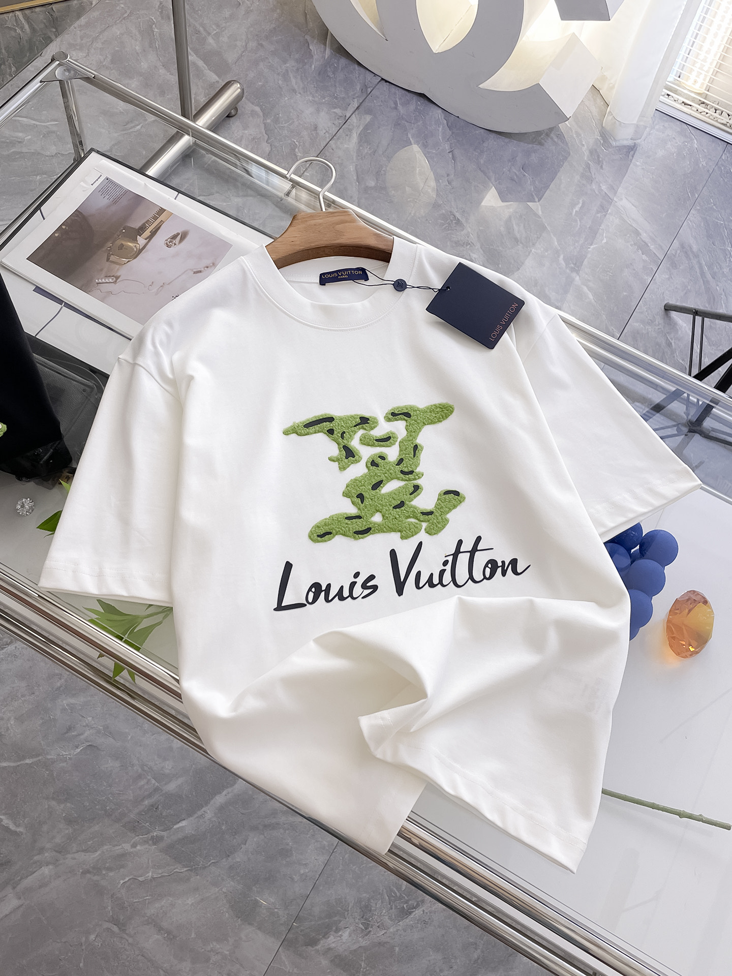 NO:488532,The latest ssLv pure cotton fabric, classic logo, fashionable simple trendy short sleeves, the top quality counter original single short sleeves, the top production process imported fabric, the unique design of the counter model, using imported high-end customized fabrics. The official website is on sale!  Fabric style, size..Black and white M-2XL,,louis vuitton,T-shirt,alexander wang19860909ssLv纯棉最新面料经典标识图案logo时尚简约潮流短袖,最顶级的品质专柜原单短袖,顶级制作工艺进口面料,专柜款独特设计,采用进口高端订制面料.官网在售！面料版型超赞 码数..黑白色 M-2XL,,louis vuitton,T-shirt,alexander wang,Men's clothing