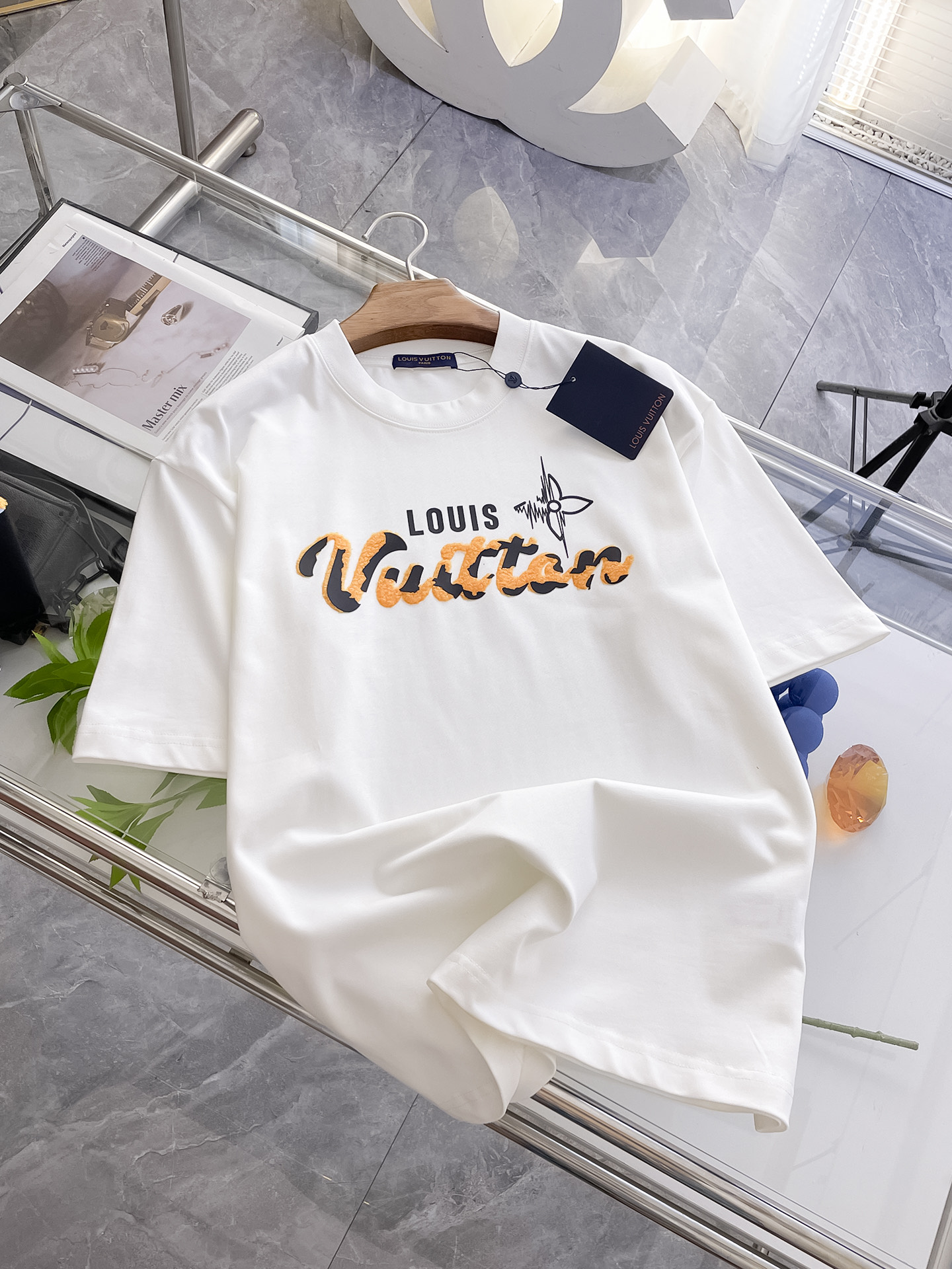 NO:159958,The latest ssLv pure cotton fabric, classic logo, fashionable simple trendy short sleeves, the top quality counter original single short sleeves, the top production process imported fabric, the unique design of the counter model, using imported high-end customized fabrics. The official website is on sale!  Fabric style, size..Black and white M-2XL,,louis vuitton,T-shirt,alexander wang19860909ssLv纯棉最新面料经典标识图案logo时尚简约潮流短袖,最顶级的品质专柜原单短袖,顶级制作工艺进口面料,专柜款独特设计,采用进口高端订制面料.官网在售！面料版型超赞 码数..黑白色 M-2XL,,louis vuitton,T-shirt,alexander wang,Men's clothing