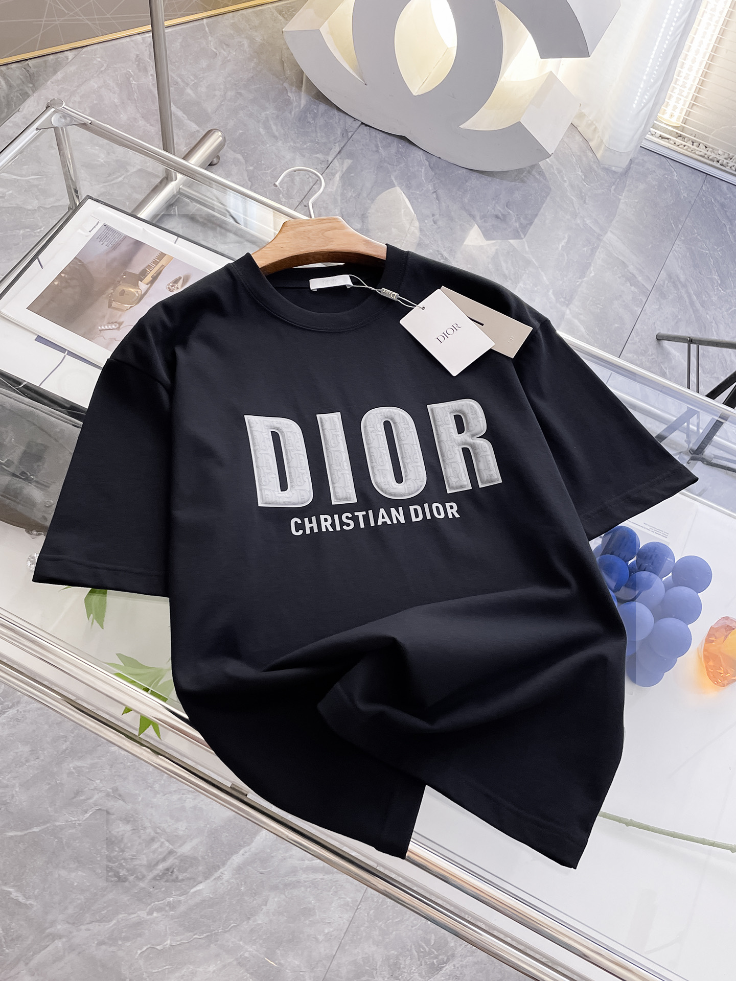 NO:488528,Ss Dior pure cotton latest fabric, classic logo, logo, fashionable, simple and trendy short sleeves, the top quality counter original single short sleeves, top production craft imported fabrics, unique design of the counter model, using imported high-end customized fabrics. The official website is on sale!  Excellent fabric fit, size..Black and white M-2XL,,dior,T-shirt,alexander wang19860909ss迪奥纯棉最新面料经典标识图案logo时尚简约潮流短袖,最顶级的品质专柜原单短袖,顶级制作工艺进口面料,专柜款独特设计,采用进口高端订制面料.官网在售！面料版型超赞 码数..黑白色 M-2XL,,dior,T-shirt,alexander wang,Men's clothing