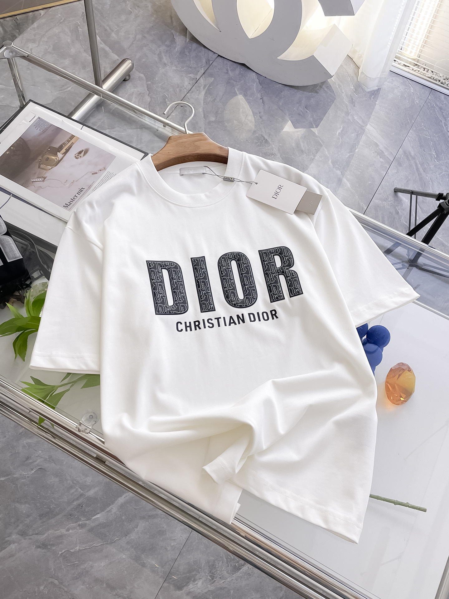 NO:159960,Ss Dior pure cotton latest fabric, classic logo, logo, fashionable, simple and trendy short sleeves, the top quality counter original single short sleeves, top-level production craft imported fabrics, unique design of the counter model, using imported high-end customized fabrics. The official website is on sale!  Excellent fabric fit, size..Black and white M-2XL,,dior,T-shirt,alexander wang19860909ss迪奥纯棉最新面料经典标识图案logo时尚简约潮流短袖,最顶级的品质专柜原单短袖,顶级制作工艺进口面料,专柜款独特设计,采用进口高端订制面料.官网在售！面料版型超赞 码数..黑白色 M-2XL,,dior,T-shirt,alexander wang,Men's clothing