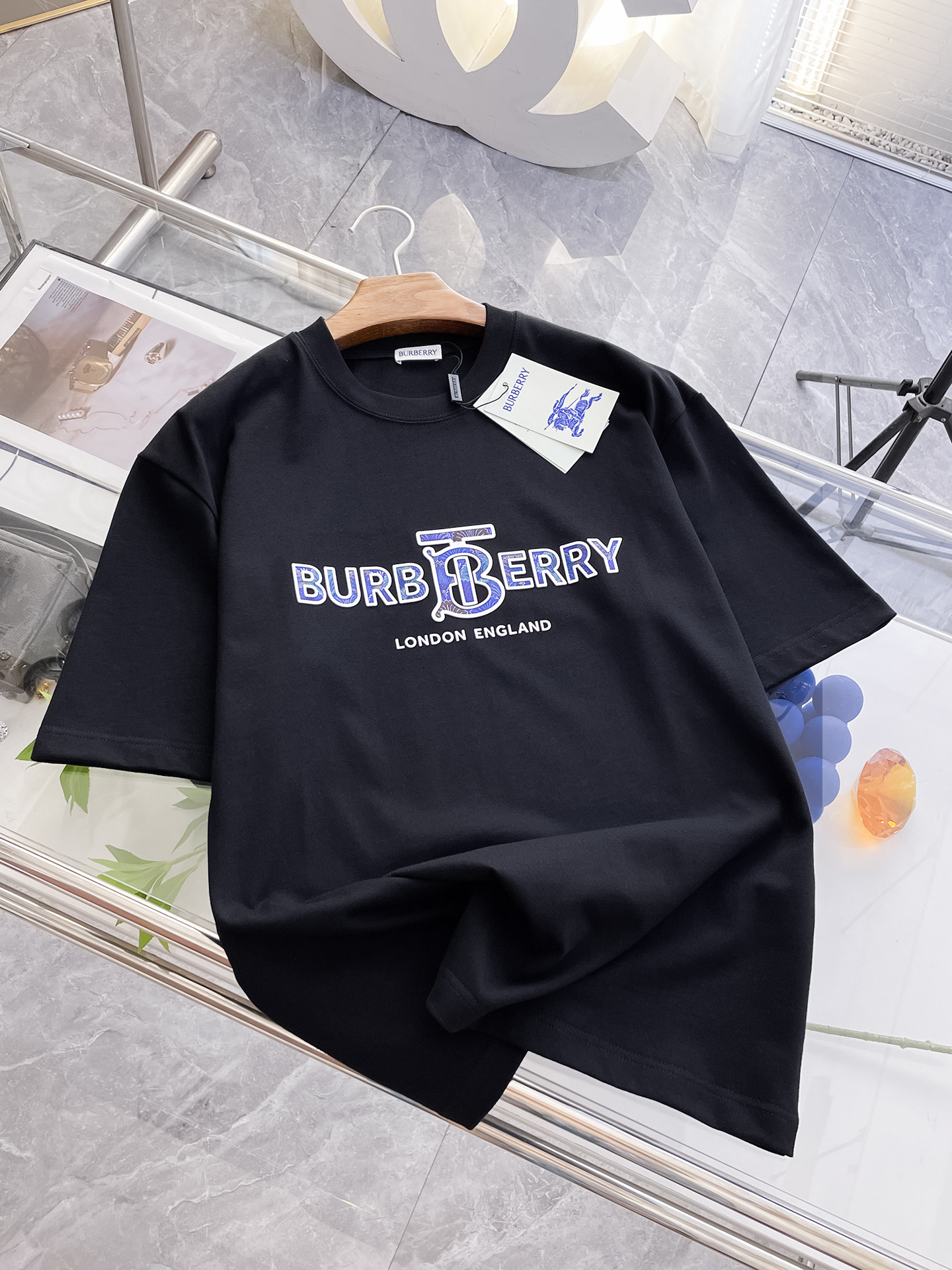 NO:488525,Ss Burberry pure cotton latest fabric classic logo pattern logo fashionable simple trendy short sleeves, top quality counter original single short sleeves, top production craft imported fabrics, unique design of counter style, using imported high-end customized fabrics. The official website is on sale!  Excellent fabric fit, size..Black and white M-2XL, burberry, T-shirt, alexander wang19860909ss巴宝莉纯棉最新面料经典标识图案logo时尚简约潮流短袖,最顶级的品质专柜原单短袖,顶级制作工艺进口面料,专柜款独特设计,采用进口高端订制面料.官网在售！面料版型超赞 码数..黑白色 M-2XL,,burberry,T-shirt,alexander wang,Men's clothing