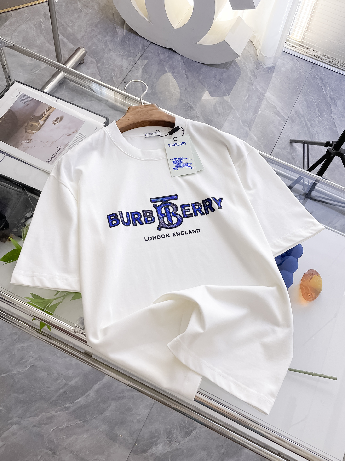 NO:159962,Ss Burberry pure cotton latest fabric classic logo pattern logo fashionable simple trendy short sleeves, top quality counter original single short sleeves, top production craft imported fabrics, unique design of counter style, using imported high-end customized fabrics. The official website is on sale!  Excellent fabric fit, size..Black and white M-2XL, burberry, T-shirt, alexander wang19860909ss巴宝莉纯棉最新面料经典标识图案logo时尚简约潮流短袖,最顶级的品质专柜原单短袖,顶级制作工艺进口面料,专柜款独特设计,采用进口高端订制面料.官网在售！面料版型超赞 码数..黑白色 M-2XL,,burberry,T-shirt,alexander wang,Men's clothing