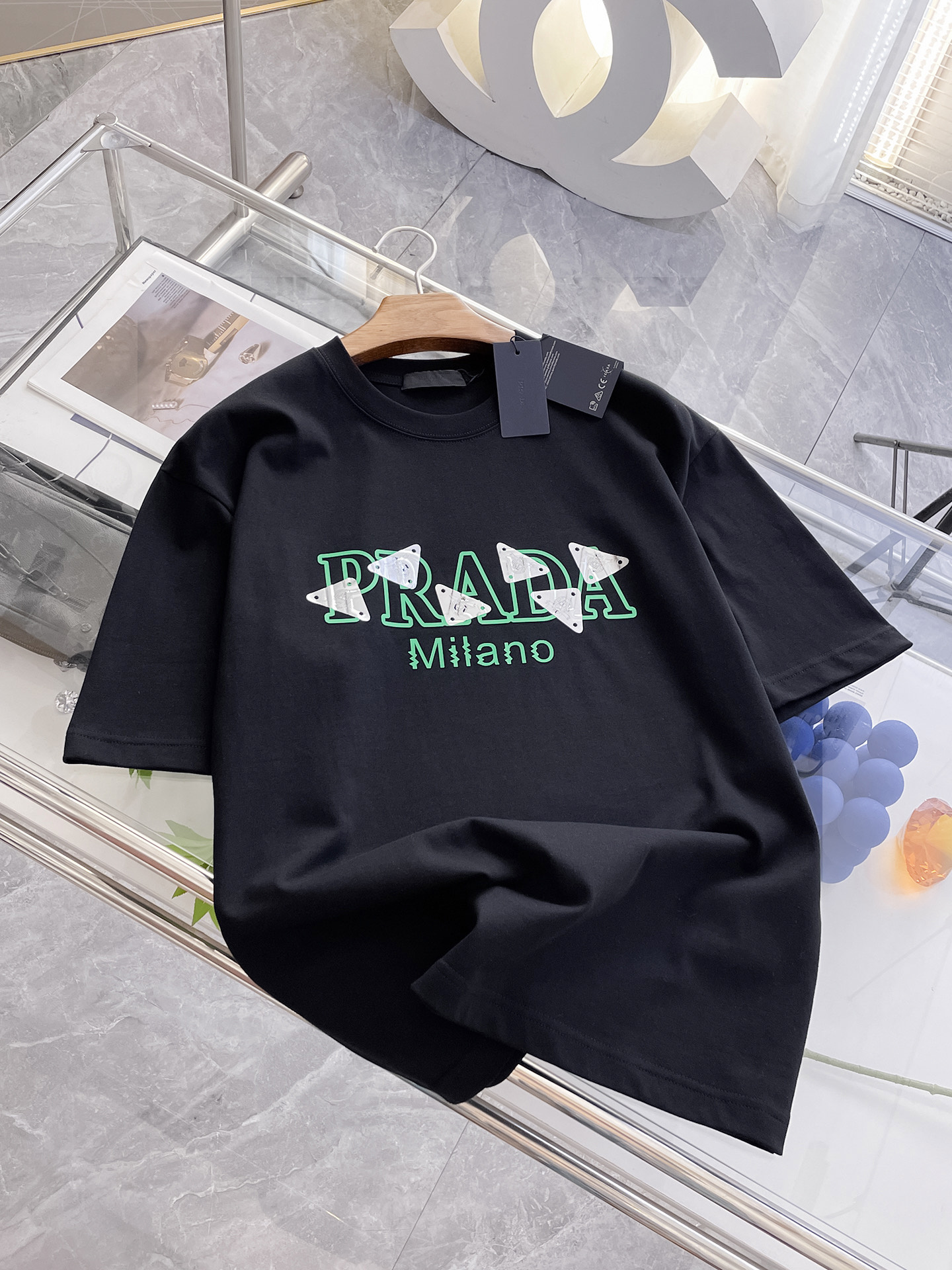 NO:488521,Ss Prada pure cotton latest fabric classic logo pattern logo fashionable simple trendy short sleeves, top quality counter original single short sleeves, top production craft imported fabrics, unique design of counter style, using imported high-end customized fabrics. The official website is on sale!  Excellent fabric pattern, size..Black and white M-2XL,,prada,T-shirt,alexander wang19860909ss普拉达纯棉最新面料经典标识图案logo时尚简约潮流短袖,最顶级的品质专柜原单短袖,顶级制作工艺进口面料,专柜款独特设计,采用进口高端订制面料.官网在售！面料版型超赞 码数..黑白色 M-2XL,,prada,T-shirt,alexander wang,Men's clothing