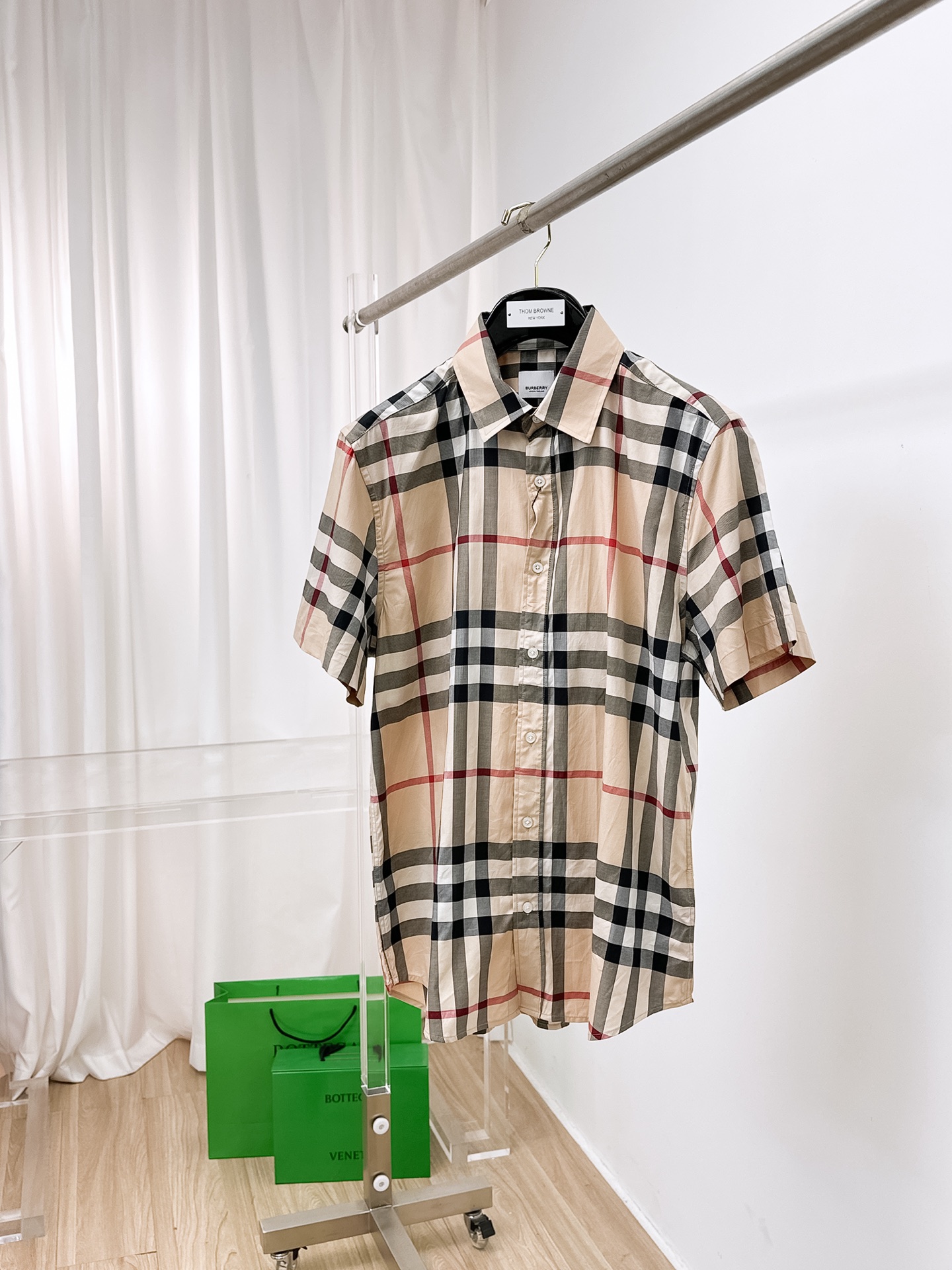 NO:161793,Burberry 2025ss spring and summer fashion short-sleeved shirt, trading company channel goods, perfect appearance, and a predictable hit, high-end customized imported long-length cotton fabric, master-level tailoring, invincible texture, excellent skin-friendly, very outstanding aesthetic design, exquisite craftsmanship, smooth lines, perfect matching!  Easy to upgrade the sense of fashion, with high recognition, excellent upper body effect, extremely exquisite workmanship, neat and meticulous routes, and can be matched for business or daily leisure!  Counter size M-2xl, burberry,shirts,T-shirt,alexander wang19860909巴宝莉 2025ss春夏时尚大爆款短袖衬衫,贸易公司渠道货,品相完美如斯,属于入柜级别,可预见性的爆款,高级定制进口长绒棉面料,大师级剪裁,质感无敌,亲肤性极佳,非常出彩的美学设计,工艺精湛,线条流畅,完美搭配！轻松将时髦感进阶,有着高强辨识度,上身效果超赞,做工极为考究严谨,走线工整细致,商务抑或日常休闲均可搭配！专柜尺码 M-2xl,,burberry,shirts,T-shirt,alexander wang,Men's clothing