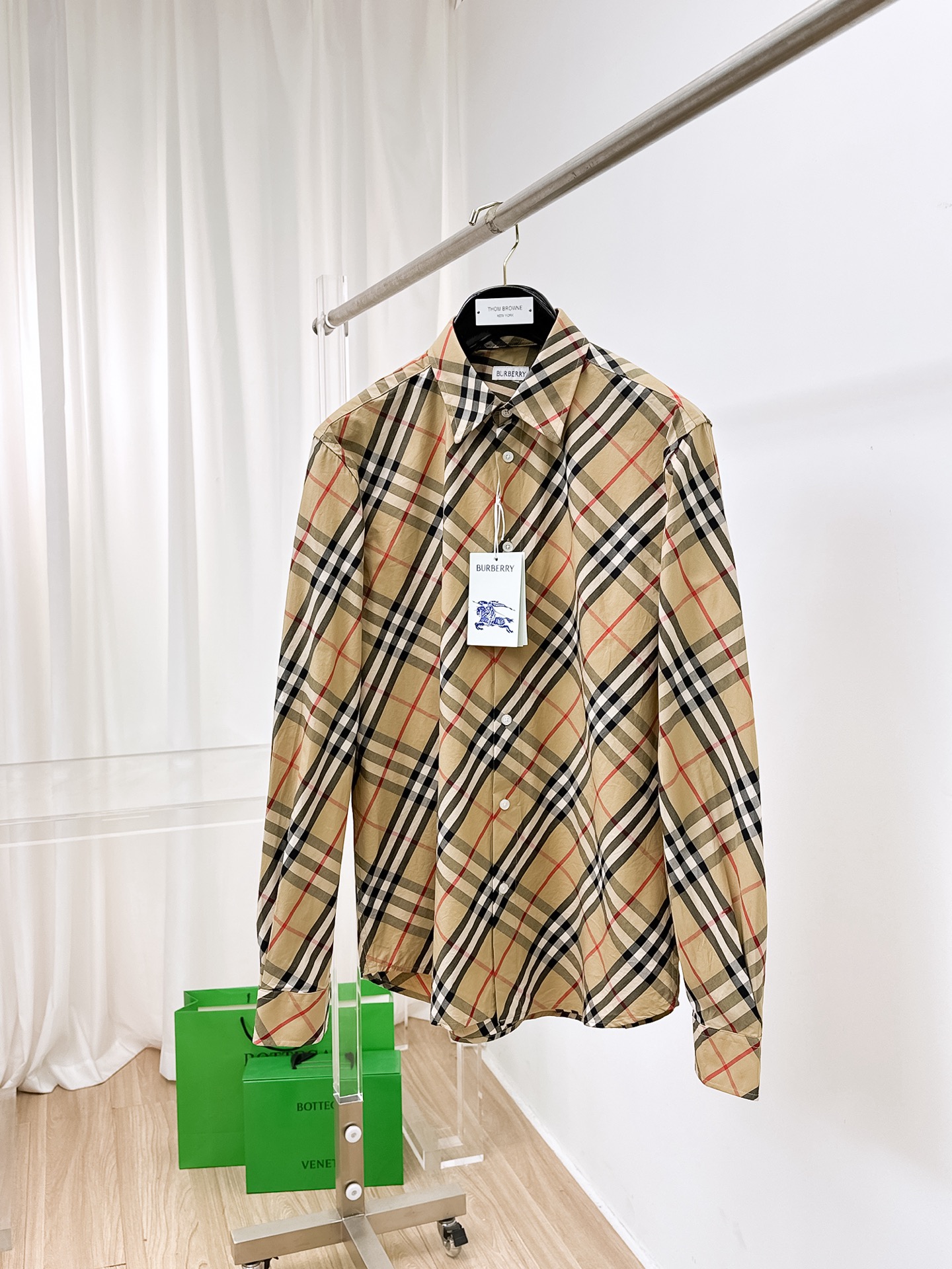 NO:161791,Burberry - 2025ss Spring and Summer Fashion Short-sleeved Shirts, Trading Company Channel Products, the perfect quality, belongs to the cabinet level, predictable hot product, high-end custom imported long-length cotton fabric, master-level tailoring, invincible texture, excellent skin-friendly, very outstanding aesthetic design, exquisite craftsmanship, smooth lines, perfect matching!  Easy to upgrade the sense of fashion, with high recognition, excellent upper body effect, extremely exquisite workmanship, neat and meticulous routes, and can be matched for business or daily leisure!  Counter size M-2xl, burberry,shirts,T-shirt,alexander wang19860909巴宝莉 - 2025ss春夏时尚大爆款短袖衬衫,贸易公司渠道货,品相完美如斯,属于入柜级别,可预见性的爆款,高级定制进口长绒棉面料,大师级剪裁,质感无敌,亲肤性极佳,非常出彩的美学设计,工艺精湛,线条流畅,完美搭配！轻松将时髦感进阶,有着高强辨识度,上身效果超赞,做工极为考究严谨,走线工整细致,商务抑或日常休闲均可搭配！专柜尺码 M-2xl,,burberry,shirts,T-shirt,alexander wang,Men's clothing