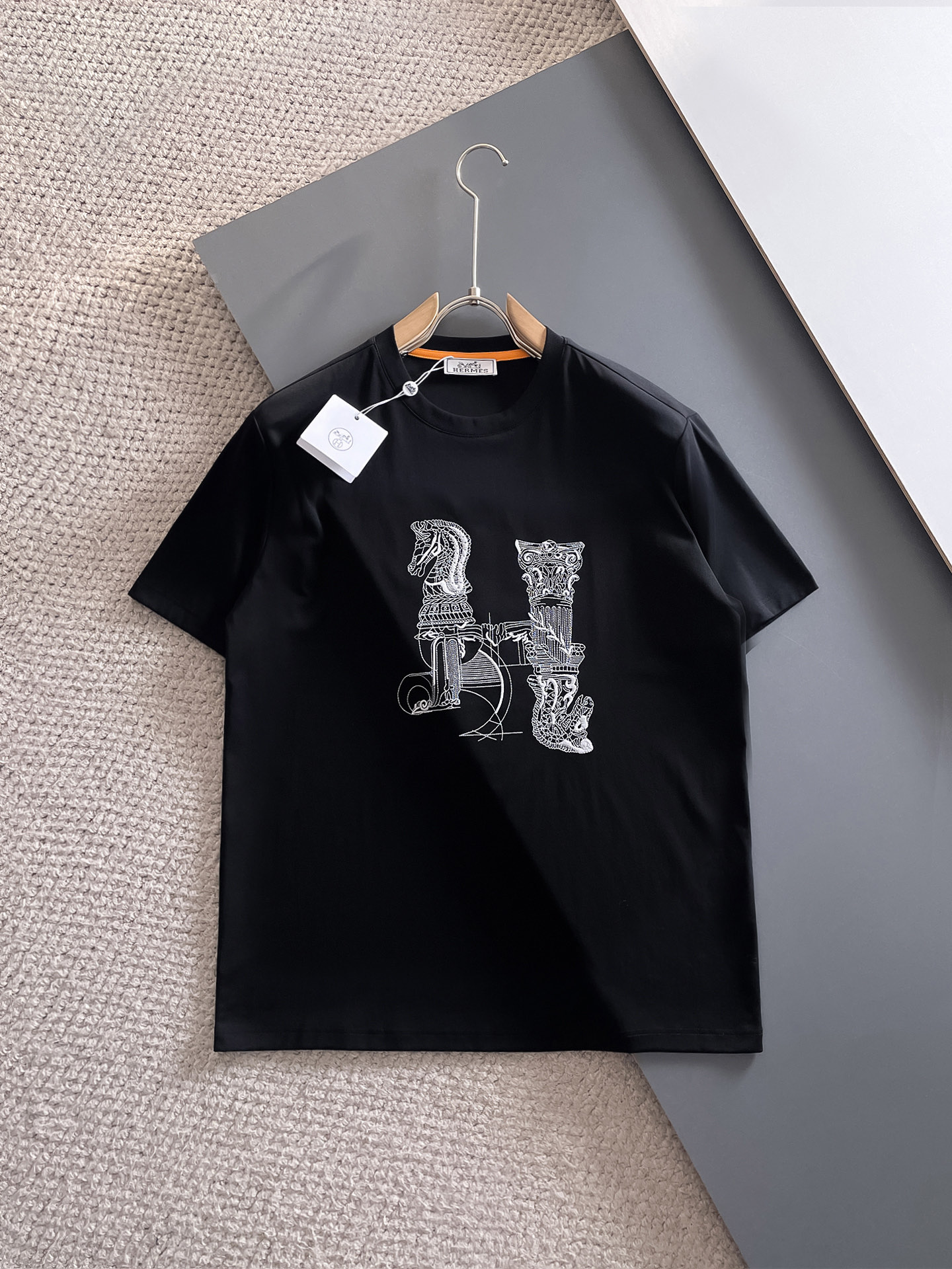 NO:510330,Hermes 2025 new original single men's casual base short-sleeved T-shirt!  High-end customization, high-end version, fashionable and versatile, loose version, original imported 420g double-strand pure cotton fabric, threaded cuffs, neckline hem, super soft and delicate, skin-friendly and comfortable to wear, high-end boutique, OEM factory made the top body very good, men's essential items, three standards, size M-4xl, maximum size can be worn about 210 catties, hermes, T-shirt,tees, t-shirt,alexander wang19860909爱马仕 2025新款原单男士休闲打底短袖T恤！高端定制 高版本 时尚百搭爆款宽松版型原版进口420克双股纯棉面料 螺纹袖口.领口衣摆 手感超柔软细腻 穿着亲肤舒适 高端精品 代工厂精细做上身非常赞 男士必备单品 三标齐全 尺码M-4xl 最大码可穿210斤左右,,hermes,T-shirt,tees，t-shirt,alexander wang,Men's clothing