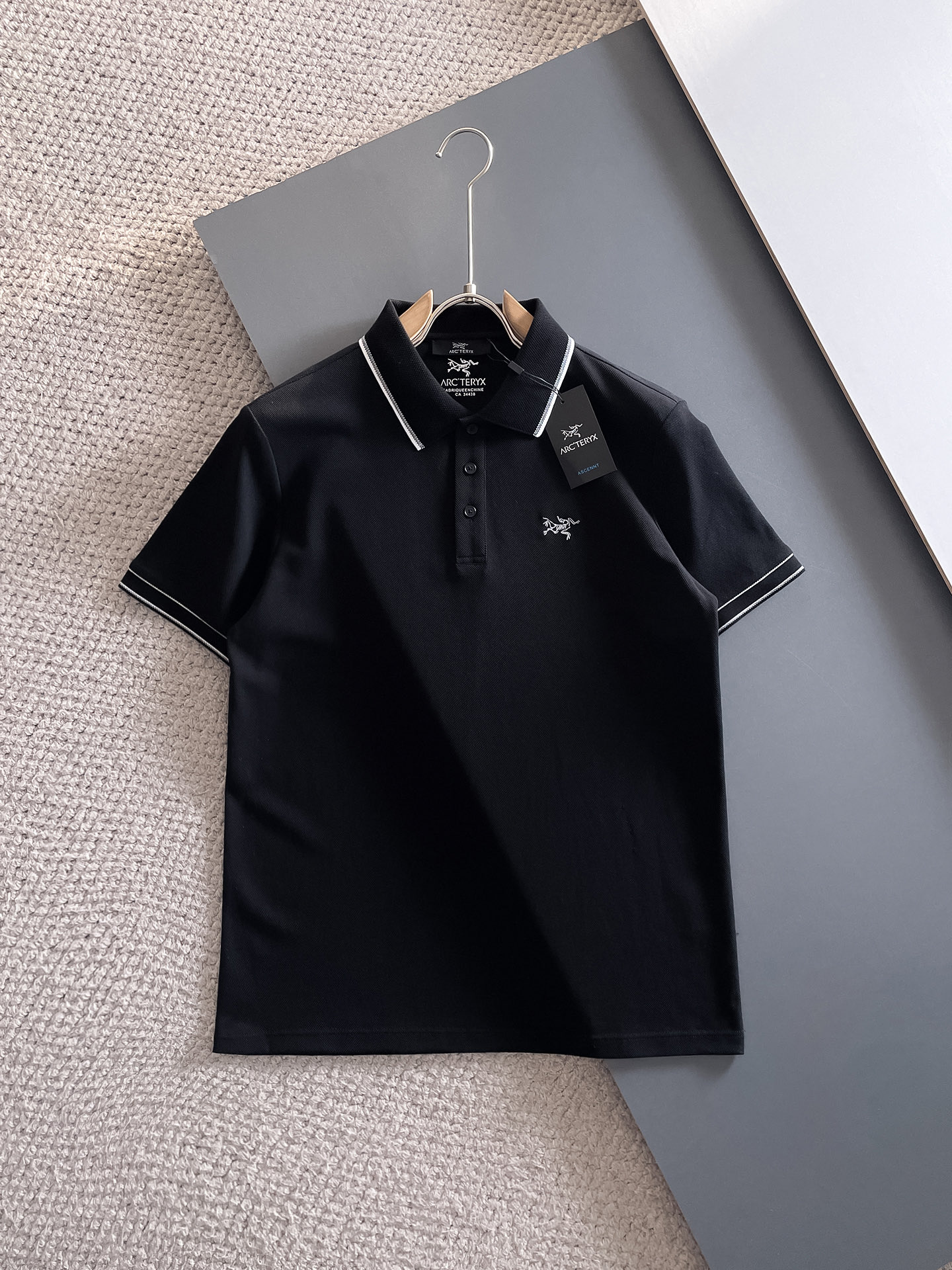 NO:510309,Archaeoptera Bird 2025ss summer new letter logo men's lapel Polo shirt!  Classic business men's style, high-end men's style at the ceiling level of business men's style!  Simple, fashionable and elegant, single-wearing inner wear is decent, quality control/detail control takes away, low-key, luxurious and connotative!  Customer-supplied fixed mesh flooring cotton cloth is carefully made, the surface of the fabric is evenly arranged and neatly arranged, with excellent breathability and heat dissipation and sweat resistance, and the comfort level of the upper body is completely better than that of ordinary single-sided sweat cloth tissue!  The classic brand LOGO logo on the chest is created with top-level craftsmanship. The LOGO has three-dimensional, clear and full texture, and is an extraordinary product in the classic field whether it is inner wear or single wear!  The exquisite cutting process, the processing of every detail is very standard and delicate, and it is comparable to that of ordinary LOW products on the market. Men must enter the basic versatile Polo shirts!  Multi-color Size m-3xl,arc'teryx,alexander wang19860909始祖鸟 2025ss夏季新款字母logo男士翻领Polo衫！经典商务男款,高端男装的天花板级别的商务男款！简约时尚大气不失优雅,单穿内搭体面过人,品质控/细节控的闭眼带走,低调又奢华有内涵！ 客供定织网眼珠地棉布精心制成,面料表面排列均匀整齐的网眼纹理,透气性和散热排汗性极佳,上身舒适程度完全优于普通单面汗布组织！胸前经典的品牌LOGO标识,采用顶级工艺打造,LOGO立体清晰饱满,质感非凡的特质,无论是内搭还是单穿都是一款经典领域的产品！精妙绝伦的裁剪工艺,每一个细节处理的非常标准细腻,非市面一般LOW货可以媲美的,男士必入基础百搭款Polo衫推荐！ 颜色多颜色 尺码m-3xl,arc'teryx,alexander wang,Men's clothing